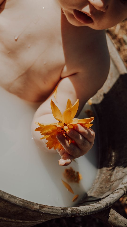 Certains instants ne demandent rien… si ce n’est d’être vécus doucement. ✨
Cette séance a été pensée comme un moment de jeu et de tendresse, un instant suspendu, où la lumière, l’eau et les fleurs se mêlent à la joie de cette petite fille.
Des souvenirs simples, purs, et infiniment précieux.
#photographefamille #photographebebe #baindelait #souvenirsdenfance #momentmagique #photographedouceur #instantprecieux #bainfleuri #roanne #familyphotography #photographeroanne