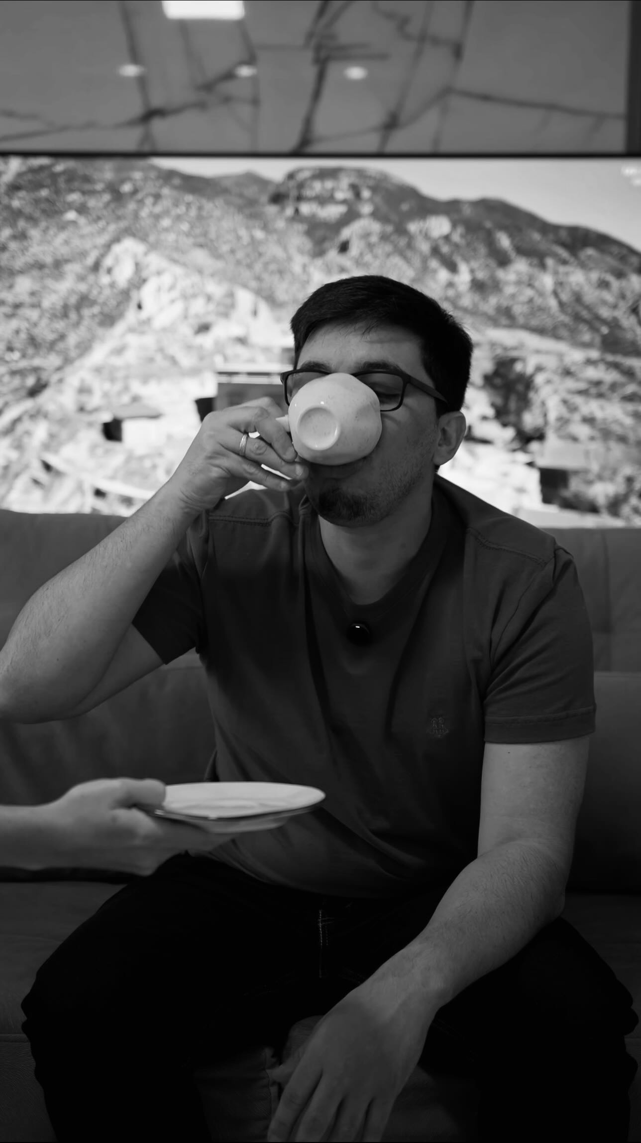 Assistir vídeos no 2x parece produtivo… mas estudos mostram que o cérebro retém até 20% menos quando você acelera demais.
É como tomar um café inteiro de um gole só: desperta, mas perde o sabor.
Calma. Nem tudo é sobre acabar rápido — é sobre aproveitar um conteúdo bem feito no ritmo certo.
✨ Boas histórias merecem ser contadas e vividas sem pressa.
#Hooly #ConteúdoQueConecta #VídeoEstratégico #Storytelling