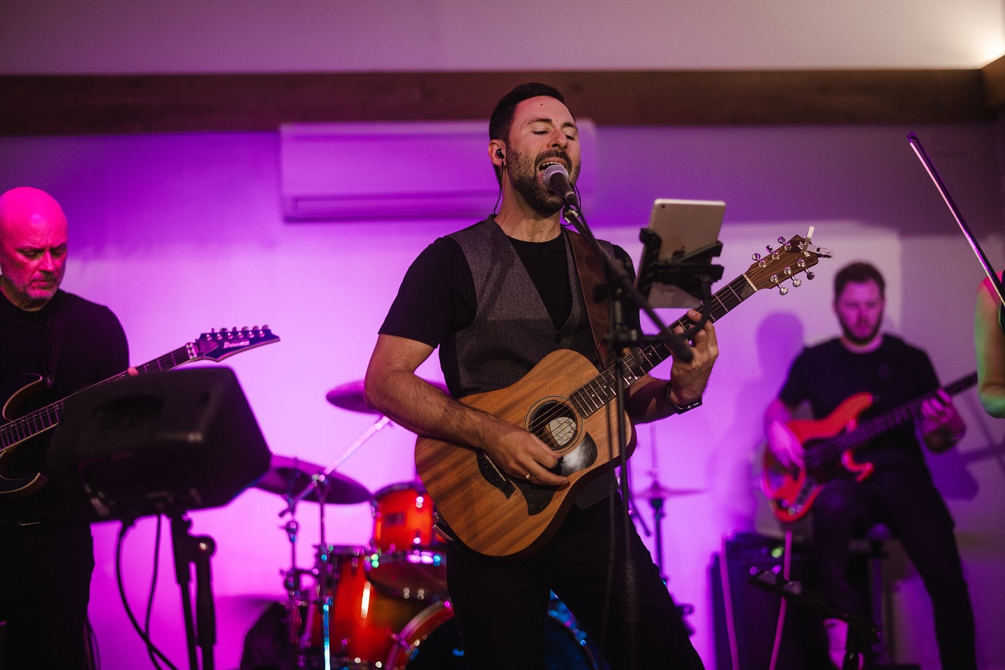 Testimonial! And photos courtesy of @olegs_samsonovs Thank you Lou and Jay ❤️. @martyndrabik @roger_quilter @michaelleeuk @korolevamoon @tristanevansgtr #weddingband #Irishmusic #irishtrad ##weddingentertainment #entertainmentindustry #livemusic #coverband #Irishweddingbanduk #functionband #rockcoversband #miraclecure_band #thescene #indiecoversband #ibanez #ibanezprestige #fishman #martinaudiolondon #voxampsuk #weddingbands #corporateevents #irishtrad #Irishmusic #turbosound #eventsplanner #ceilidh #ceilidhband #corporateeventplanner #corporateevents #myweddingsuppliers #folkweddingband #miraclecure_band