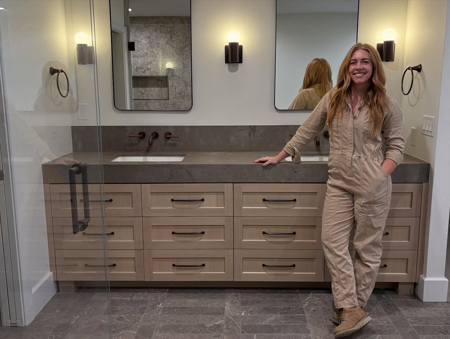 Another beautiful custom vanity in the books! This vanity was a labor of love and an incredible coolaboration between the carpenter (@tyronehoward ), stone fabricator (@stoned.marbleandgranite ), plumber (@mountaintimeplumbing ), client and us. But DANG she was worth it!! I love the mitered skirt on the limestone countertops, the incredible white oak drawer fronts, @rejuvenation cabinet pulls, the wall mounted faucets... what a dream to create something beautiful in a space that before was so... not. 😂 can't wait to share the rest of this space!
#boiseinteriordesigner #boiseinteriordesign #boise #boisegeneralcontractor #bathroomvanity #custom #bathroomremodel