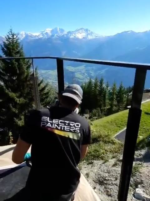 Electro Painters se déplace dans toute la Suisse 🇨🇭
Aperçu de notre magnifique projet de mise en peinture de gardes-corps en inox à Verbier ! #peintureelectrostatique