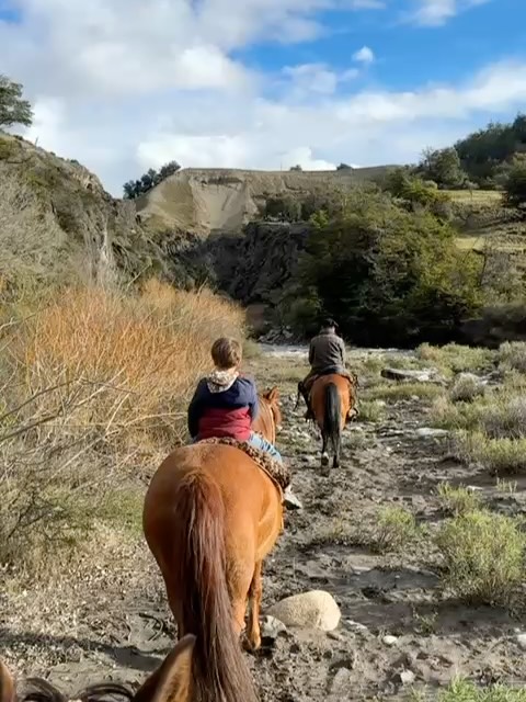 Aquí en la Patagonia, la primavera llega a su manera: entre sol, nieve y tormentas repentinas. Mientras el clima cambia de un momento a otro, la vida en la estancia sigue su ritmo.
Los caballos vuelven al trabajo, el invernadero se llena de brotes nuevos y los niños aprenden —día a día— lo que enseña el campo: paciencia, esfuerzo y respeto por la naturaleza.
Aquí, cada estación tiene su carácter, y en cada cambio de clima hay una oportunidad para aprender y agradecer la vida al sur del mundo.
———-
Spring in Patagonia arrives in its own way —with sunshine, snow, and sudden storms. While the weather shifts from one moment to the next, life on the estancia keeps its steady rhythm.
The horses are back to work, the greenhouse fills with new sprouts, and the children learn —day by day— what country life teaches best: patience, effort, and respect for nature.
Here, every season has its own character, and in every change of weather there’s a chance to learn and be grateful for life in the far south of the world.
#PatagonianSpring #EstanciaLaNaviera #LifeInTheSouth #CountryLiving #GauchosDelSur #LearningFromNature