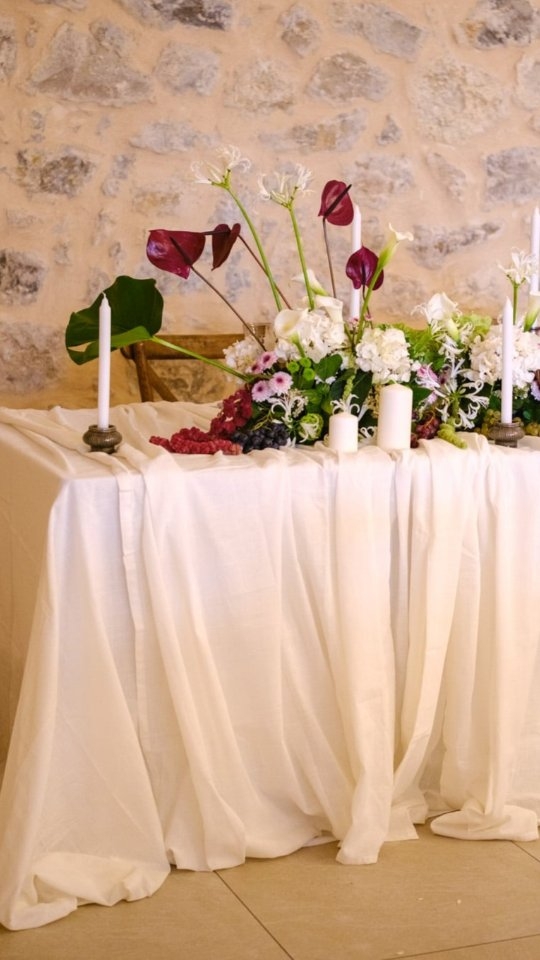 #Vividburgundy
Un magnifique mariage pour lequel jai du sortir de ma zone de confort et qui clôture en beaute cette saison 2025 (côté fleurs) :
🌸 Pour ce décor floral, la mariée avait des idées extrêmement précise de ce qu'elle souhaitait pour une ambiance élégante et contemporaine tout en nous laissant une liberté de travail et de créativité.
Des fleurs que je n'aurais jamais osé melanger avant : nérine, calla, chrysanthèmes, anthurium, hortensias, monstera...
🛠 En ce qui concerne la décoration :
Le backdrop voluptueux apporte un rendu à la fois raffiné, chaleureux et visuellement captivant. Le panneau a été réalisé sur mesure. Il reprend les touche burgundy demandées et le vase Medicis contraste volontairement avec la touche orientale de la typographie.
Lieu : @bastideetmoi
Pour ce mariage, nous avons utilisés :
- nos soliflores dépareillés
- notre vase Medicis taille M
- notre panneaux bienvenu dyptique (séparé de sa moitié)
- un voilage bordeau
Et de nouveaux produits ont été créés et intègrent le catalogue :
- notre colonne XL 1m80
- notre backdrop 3x3 et ses voilages beige voluptueux