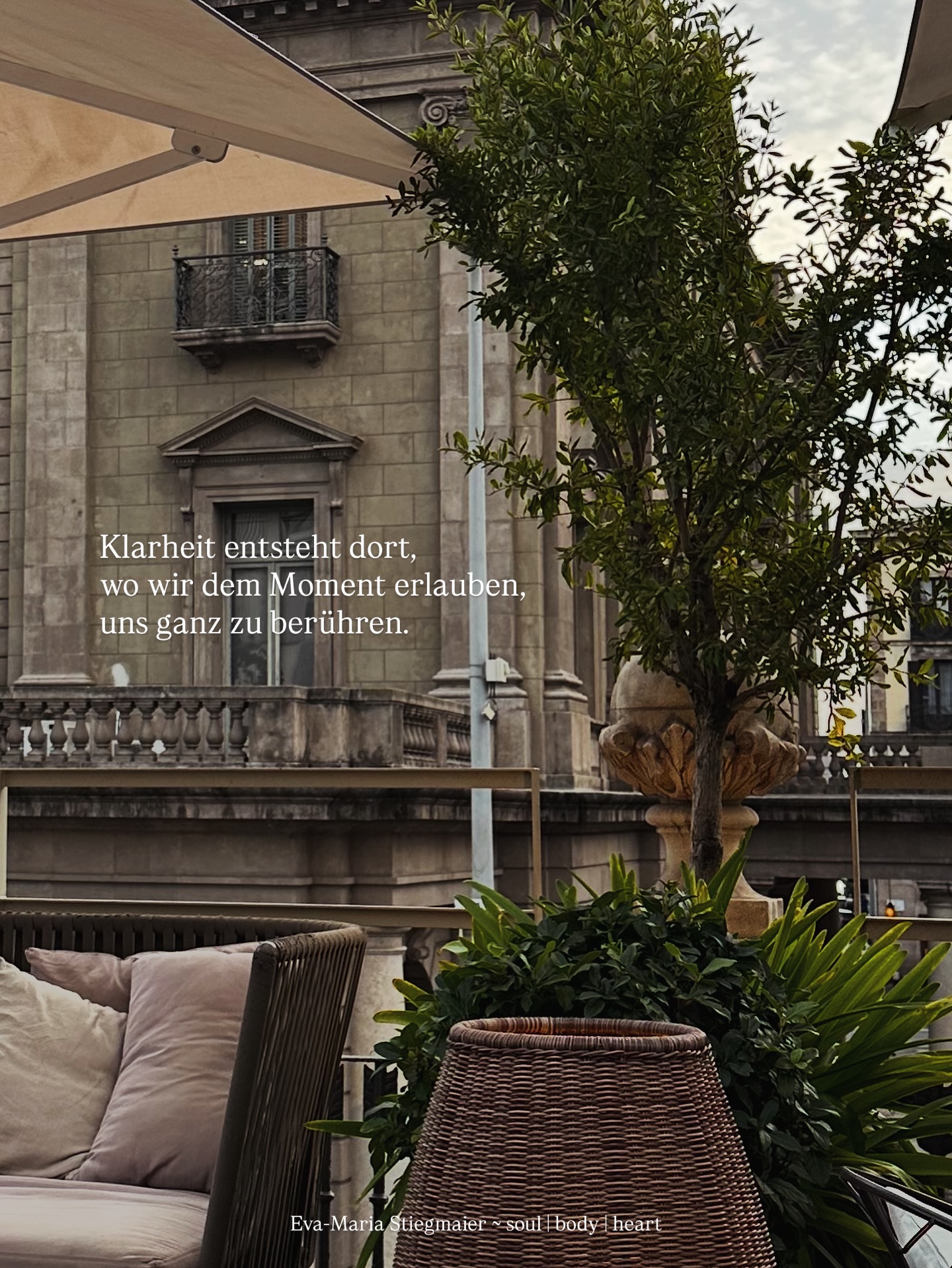 Ankommen. Durchatmen. Spüren.✨
Wie oft hetzen wir durchs Leben, ohne uns wirklich Zeit fürs Hier & Jetzt zu nehmen?
Achtsamkeit bedeutet nicht, mehr zu tun – sondern endlich wieder zu fühlen.
🤍 Wo darfst du heute bewusster ankommen – in deinem Körper, deinem Herzen und in deinem Leben?