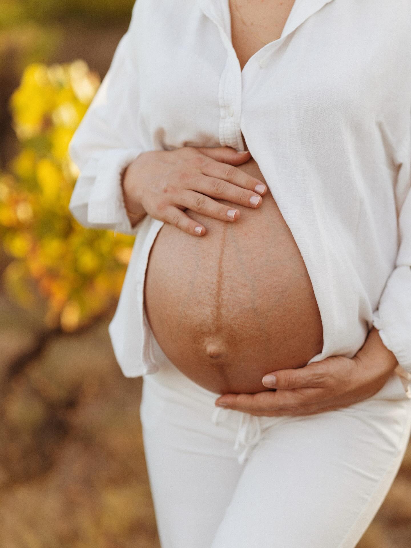 Ces photos que vous feuilletterez, dans quelques années, avec vos tout-petits… 🤍
Les premières couleurs de l’automne, partagées avec L. et ses deux petites jumelles bien au chaud.
#photographegrossesse #grossessephotographie #photographematernite #photographiegrossesse #babybumpphotoshoot #seancephotogrossesse #pregnantphotography #photographenimes #photographemontpellier
