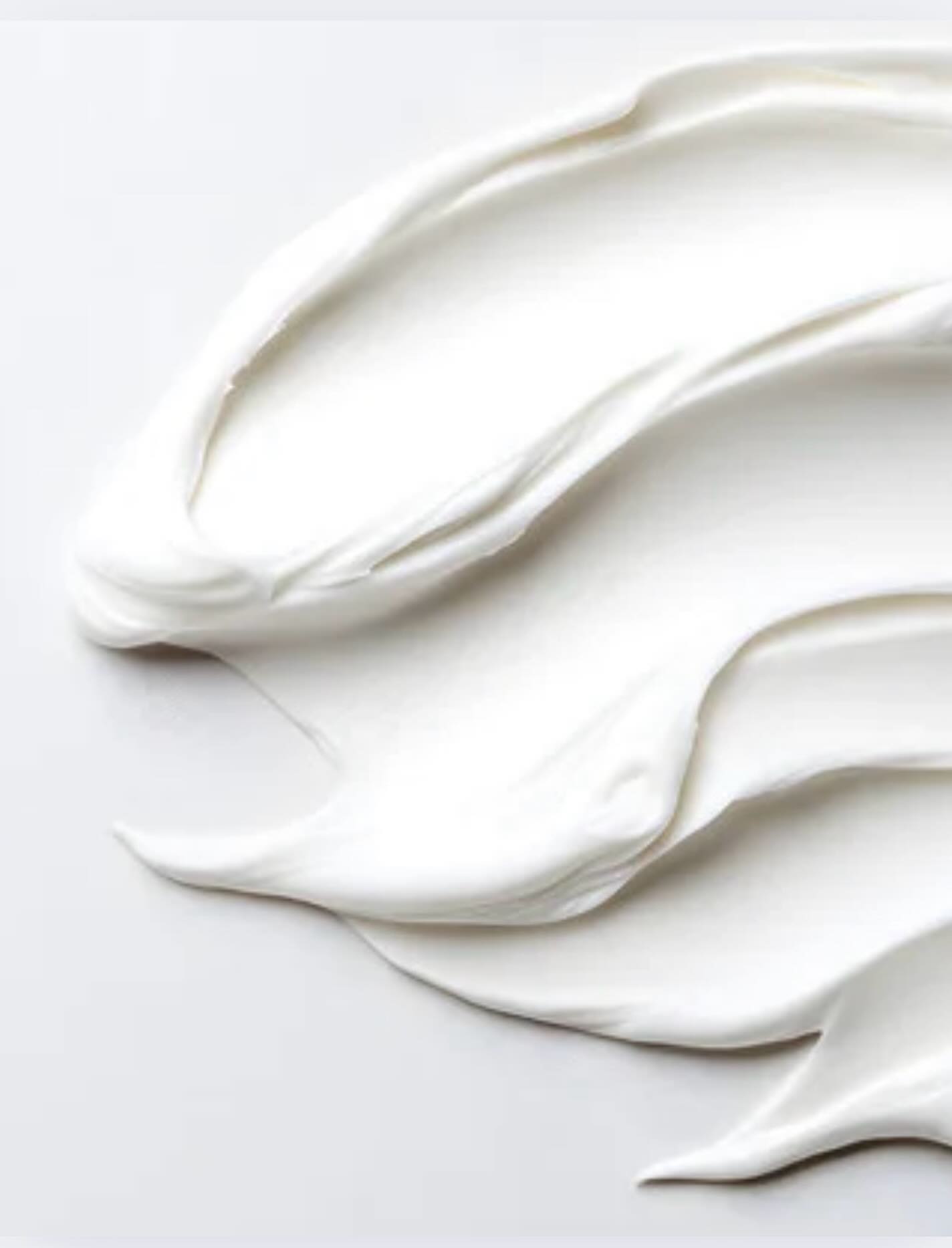 Your ultimate anti-aging secret?
Daily SPF ☀️
Protect your skin 365 days a year! yes, even in winter! UV rays don’t take a break, and neither should your sun protection. 🧴