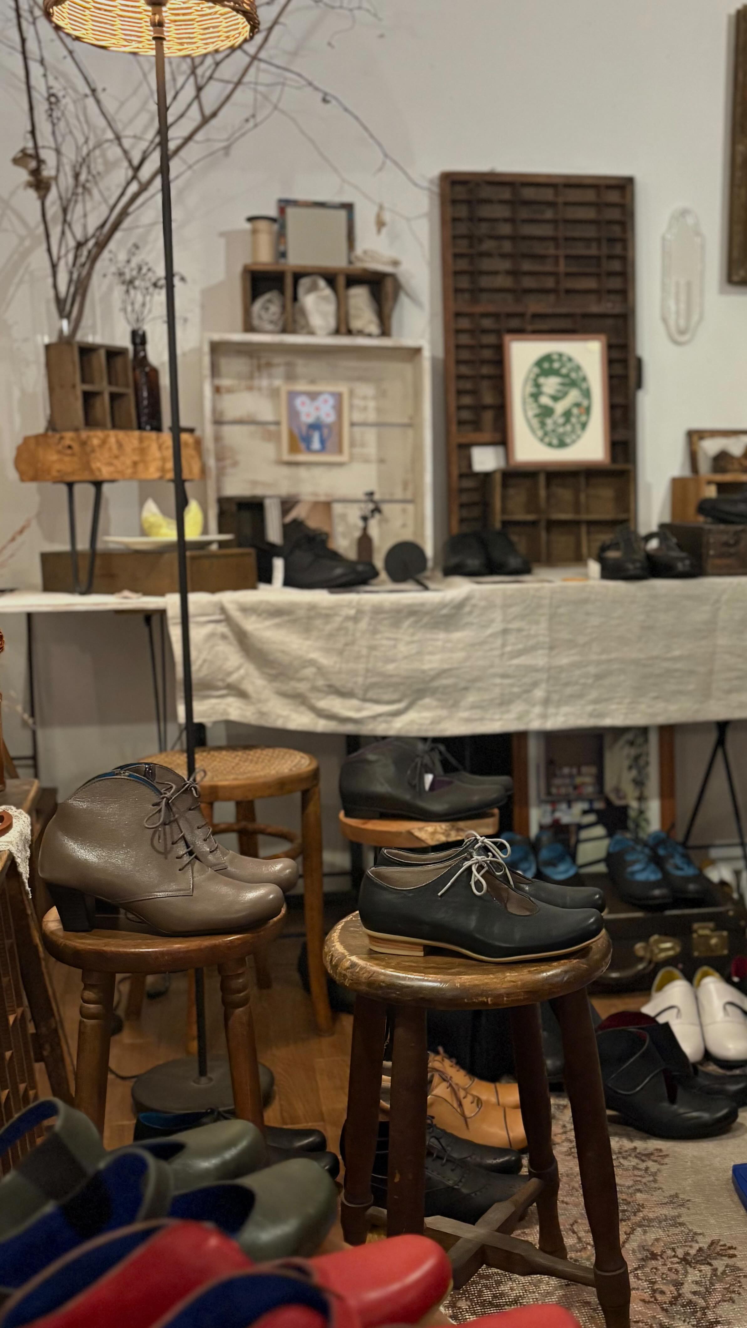 「千葉県我孫子市で日本のものづくりへの想いが込められた作品を一つの世界観で表現している
雑貨屋のDecola Zakkaさん」@decola_zakka
家のインテリアに一つあるだけで雰囲気がガラッと変わる。そんな雑貨やお洋服などを扱っている隠れ家の様なお店。
オーナー様のお人柄や感性によって、全国の作家さんや職人さんからセレクトされた素敵な作品たち。
日本のものづくり、作り手の想いを一つの世界観で表現された不思議な空間。
今回は、そんな素敵な空間をどうにかして表現したいと思い、PV動画にして表現してみました。
そして、素敵な空間にNITENの靴職人がお客様の足を計測して、仕立て靴を10月6日まで承ります。
残り2日ですが、NITENの仕立て靴と素敵な雑貨やお洋服が一つの世界観で表現された素敵な場所に来てみませんか?
“足に悩みがある方の生活を“革靴”で彩りたい”
ゲゼレという、ドイツの整形靴の国家資格を持った職人が、お客様の悩みにお応えします。外反母趾の方や革靴を履きたいけど諦めてしまっている方。ぜひ一度専門の知識を持った職人に見させて下さい。
これまでにご注文いただいたお客様は、お靴をお持ちいただけましたら、お手入れもいたします。
この機会にぜひ、お立ち寄りいただけましたら幸いです。ご来店お待ちしております。
※我孫子駅からすぐのヨーカドーの上にあるマンションの一室を改装したお店ですので、ご来店の際は予約が必要です。Decola ZakkaさんのDMでお問い合わせ下さい。
イベント情報
【開催場所】Decola Zakka @decola_zakka
【期間】10/1(水)〜10/6(月)※予約制
【時間】10時〜18時
【住所】千葉県我孫子市本町3-2-1 abby mansion 704
【立会職人】旅する靴職人:八ツ田 @hachi.to.kutsu
PV動画作成者:NITEN代表の息子
#雑貨 #インテリア #革靴 #ものづくり #イベント #おすすめ #千葉県 #我孫子