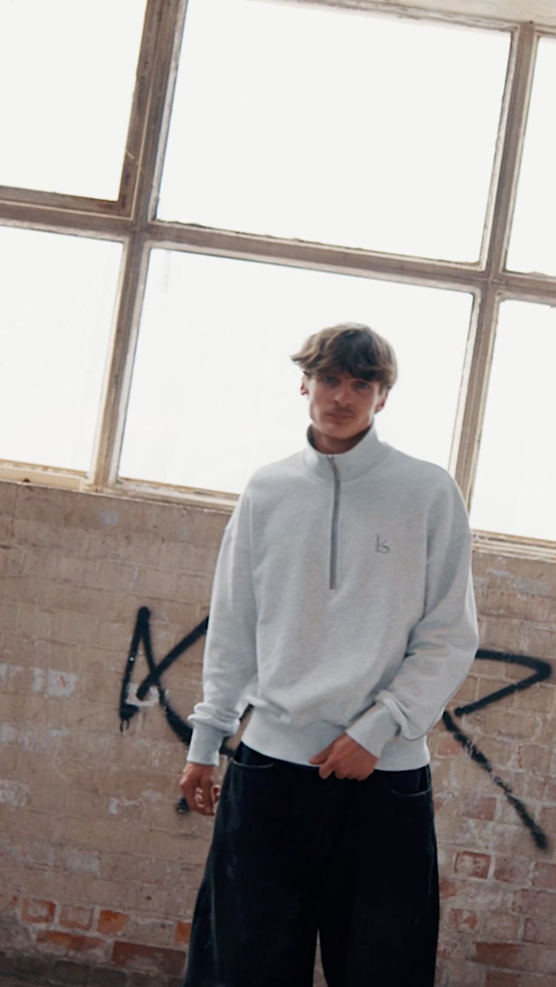 Wat functioneel was, maakten wij fashion. Overdag valt het je misschien niet op. Maar zodra het donker wordt, zie je het verschil.
Made to move, not to blend in.
#reflectyourstyle #thelabel #reflective #streetwear #drop001 #casual #design #fashion #kwinkslag