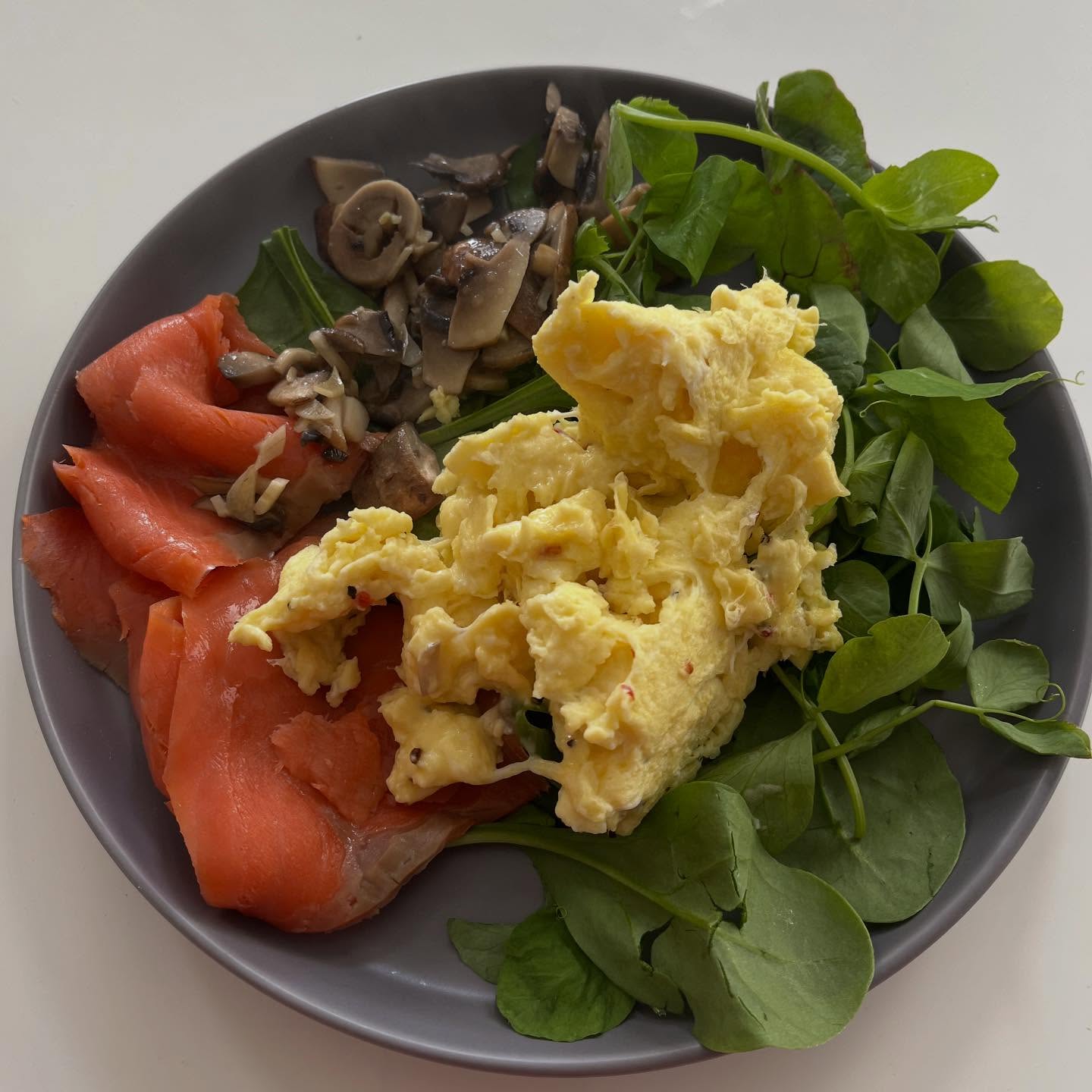 Itâs easy to add some veg to your breakfast. A handful of salad when youâre short on time, or some garlic mushrooms when youâve got time to cook. Salmon and eggs provides protein here. The salmon provides omega 3. Bread on the side - it didnât look pretty for the picture!
Bitter green leaves (like rocket) are said to help make our mouth water at the beginning of a meal, and give messages to our digestion that âfood is on the way!â.
Relaxing and chewing well are basic strategies to help digestion.
Book a free call if youâd like digestive help. We can do the basics, or the advanced nutrition. Happy to help.
#nutritionaltherapist #digestion #microbiome #running