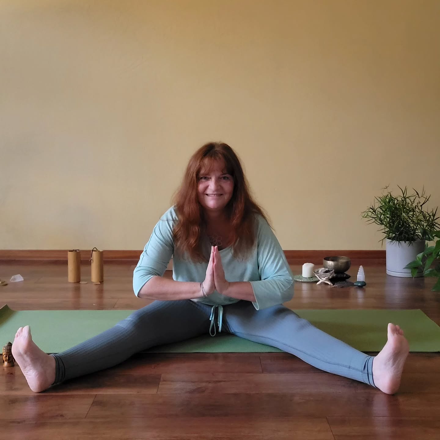 ✨️Warum du Yoga praktizieren solltest?✨️
🧘♀️ Yoga kräftigt deine Knochen
🧘♀️ Yoga fördert deine Beweglichkeit
🧘♀️ Yoga nährt deine Gelenke
🧘♀️ Yoga entspannt dein Nervensystem
🧘♀️ Yoga hebt deine Stimmung
🧘♀️ Yoga senkt den Blutdruck
🧘♀️ Yoga regt die Lymphproduktion an
🧘♀️ Yoga aktiviert dein Immunsystem
🧘♀️ Yoga bringt deine Hormone in Balance
🧘♀️ Yoga hilft dir, Stress loszulassen
Gerade in den Wechseljahren zeigt sich, wie wichtig all das ist. Es sind nicht nur die körperlichen Beschwerden, die den Alltag so schwer machen, sondern auch die mentalen.
Mit Yoga kannst du dir eine Auszeit vom Alltag nehmen. Du schenkst dir und deinem Körper Aufmerksamkeit.🧎♀️
Gib deiner Yoga-Praxis die nötige Zeit, dann kann sie dich Schritt für Schritt zu deinem neuen ICH führen. 💞
Besonders ans Herz legen möchte ich dir Hormon Yoga. Diese sanfte, aber wirkungsvolle Praxis unterstützt dein Hormonsystem, bringt dich in innere Balance und lässt auch deinen Geist aufatmen. 🪷
Finde deine Balance! Auf der Matte und im Leben. ☯️
Jeden Mittwoch unterrichte ich Hatha Yoga und Hormon Yoga in Neckargemünd. 🧘♀️
➡️ Schau gern auf meiner Homepage vorbei. Da findest du alle Infos über mich, über meine Kurse und über den Ablauf. ➡️ Link in meiner Bio!
Ich freue mich, dich bald auf der Matte zu sehen! 🙏
Herzlichst, dein Rita 💜
#yoga #hathayoga #hormonyoga #wechseljahre #balancefinden #achtsamkeit #hormonbalance #frauengesundheit #entspannung #selbstfürsorge #yogamehralsbewegung #neckargemünd