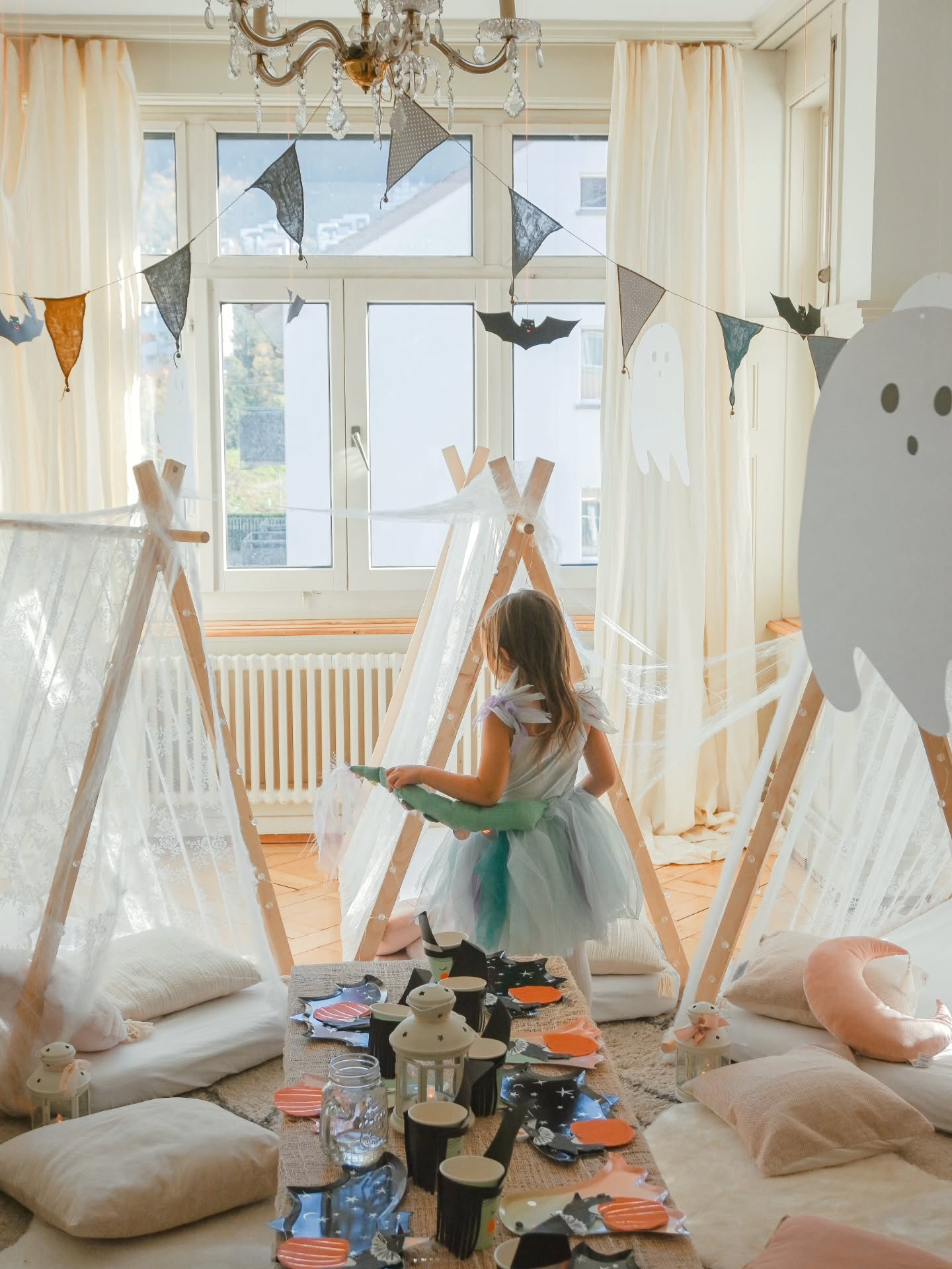 Still one of my favourite parties of all time in terms of cuteness overload, don't you agree? 🤍🎃
.
.
📸@ape.41 forever🙏🏽
#halloweenliebe #halloweenfairy #trickortreats #fairyangel #zürichseefeld #kidsinzurich #zurichkids #silvercoastzurich #zurichparty #zurichhalloween #halloween2025🎃 #angelsandghosts #littlepartyqueen #littledarling #cutenessoverload❤️