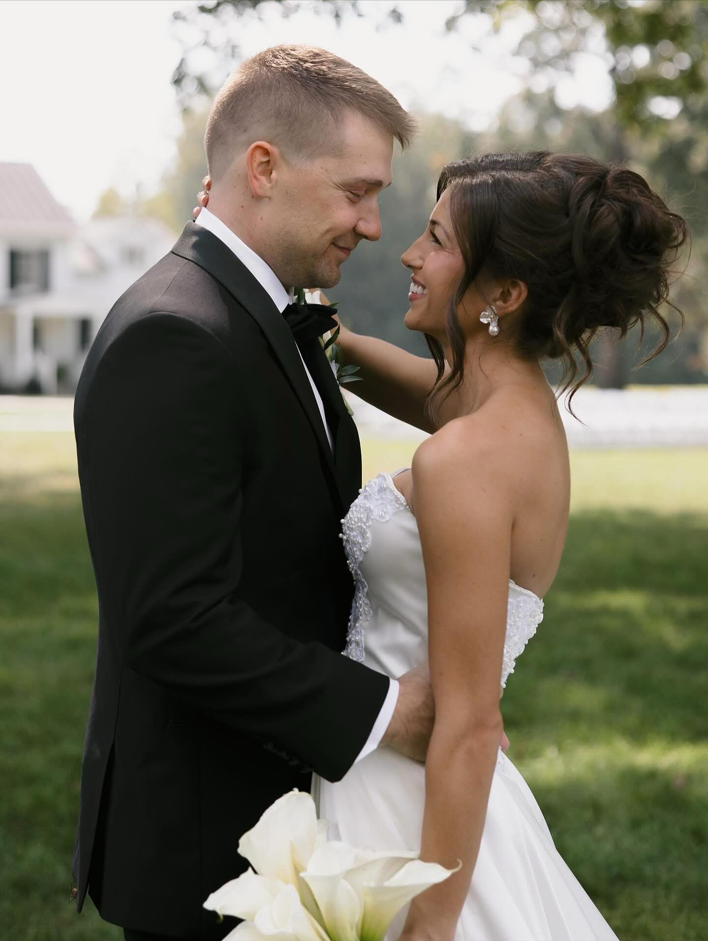 Baby, I’m yours🤍✨🌙
#starrynighteventsrva #imyours #mr #mrs #justmarrıed #classic #bigday #timeless #love #starrynighteventsrvaweddings #eventplanner #weddingplanning #starrynighteventrvaplanning #becomeastarrynightcouple #joinmyfamily #snecouples #weloveourcouples #starrynighteventsrvacouples
Planning | @starrynighteventsrva @tanya_m_cornwell
Photography | @kylierenaephoto
Videography | @itsjustinbayless
Venue | @historicwhitewood
Catering | @cater2events
Rentals | @rentequipva
Florals | @flowerforte
Dessert | @nothingbundtcakes
Makeup | @radiantreflection_
Bride | @abigailblaine