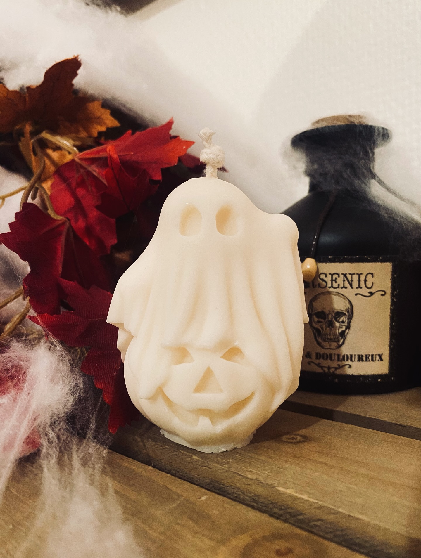 — THIS IS HALLOWEEN 👻🧡 partie 1
Je vous poste la première partie de la collection de Halloween avec ici trois modèles :
• 1 fantôme NON PARFUMÉ (8€) - 10€ si parfumé
• 1 citrouille orange parfumée CREAMY PUMPKIN (8€)
• 1 sachet mini fondants parfumés NATURE MORTE ou CREAMY PUMPKIN (3€)
Le parfum CREAMY PUMPKIN vous le connaissez c’est citrouille vanillée ! Composé de citrouille, d’aubépine, de vanille!
Pour les amoureux d’épices d’automne. 🍂
Le parfum NATURE MORTE, le petit nouveau : est composé de sauge, de patchouli et également de vanille.
Pour les amoureux de patchouli et parfums anciens. 💀
Je posterai la suite, je pense demain avec 4 bougies décoratives.
Si vous avez des envies particulières : couleurs différentes, parfums différents, n’hésitez pas à me DM pour une commande personnalisée. 🧡
Pour les curieux, je vais poster un avant goût des vidéos de demain sur tiktok : benicecandles 👀
Alors, ça vous plaît toutes ces couleurs et parfums d’Halloween? 👻
#bougie #bougies #bougieshalloween #halloween #31oct #october #octobre #scary #spooky #peur #bougiesparfumées #artisanat #artisanatfrancais #handmade #lorraine #metz #talange