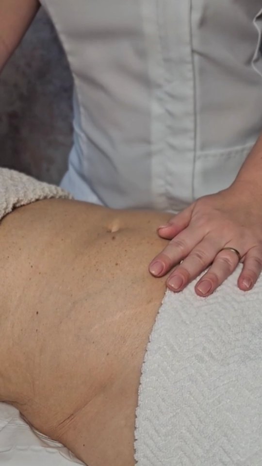 The secret first step to boosting your lymphatic system ✨
✨ Did you know your lymphatic system doesn’t have a pump? ✨
That’s why every MLD session starts with diaphragmatic breathing – also called tummy breathing.
Instead of lifting your chest when you breathe, you allow your tummy to rise and fall. This gentle movement acts like a natural pump for your lymphatic system. 🌊
💚 Benefits of tummy breathing:
✔️ Stimulates lymph flow and reduces swelling
✔️ Relaxes the nervous system and lowers stress
✔️ Improves oxygen exchange, speeding up healing
✔️ Prepares your body to get the best results from MLD
It might feel strange at first, but once mastered, it becomes a powerful tool you can use anytime to support your body’s natural healing. 🌿
#manuallymphaticdrainage #mlduk #postoprecovery #oncologymassage #scartherapy #lymphaticdrainage #cosmeticsurgeryrecovery #healingjourney #holistichealing #wellnessfromwithin #postopsupport #tatjanasenkova