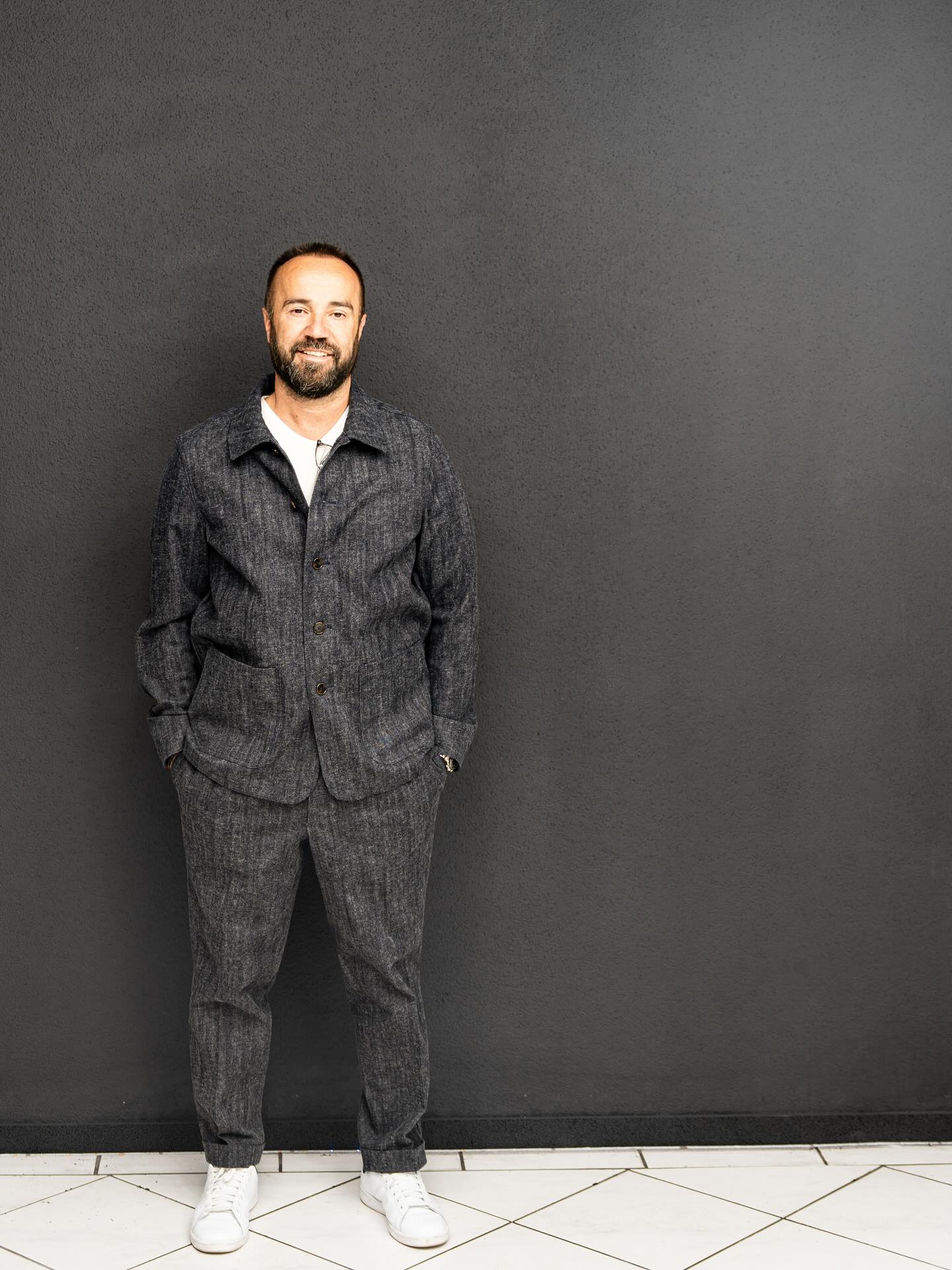 Style trifft Komfort – mit Mr. Volkswagen! Unser langjähriger Freund und Kunde Agim Roci vom AutoCenter Effretikon zeigt, wie man Mode und Alltag perfekt verbindet: In einem lässigen Denim Shacket mit passender Hose beweist er, dass ein bequemer Schnitt und ein stylischer Look kein Widerspruch sein müssen.
Danke für deine Treue, Agim – du bist nicht nur ein Profi auf vier Rädern, sondern auch ein echter Hingucker auf zwei Beinen! #madetomeasure #maßkleidung #masskleiderzürich #stockerstrasse #massanzug #massanzugzürich #