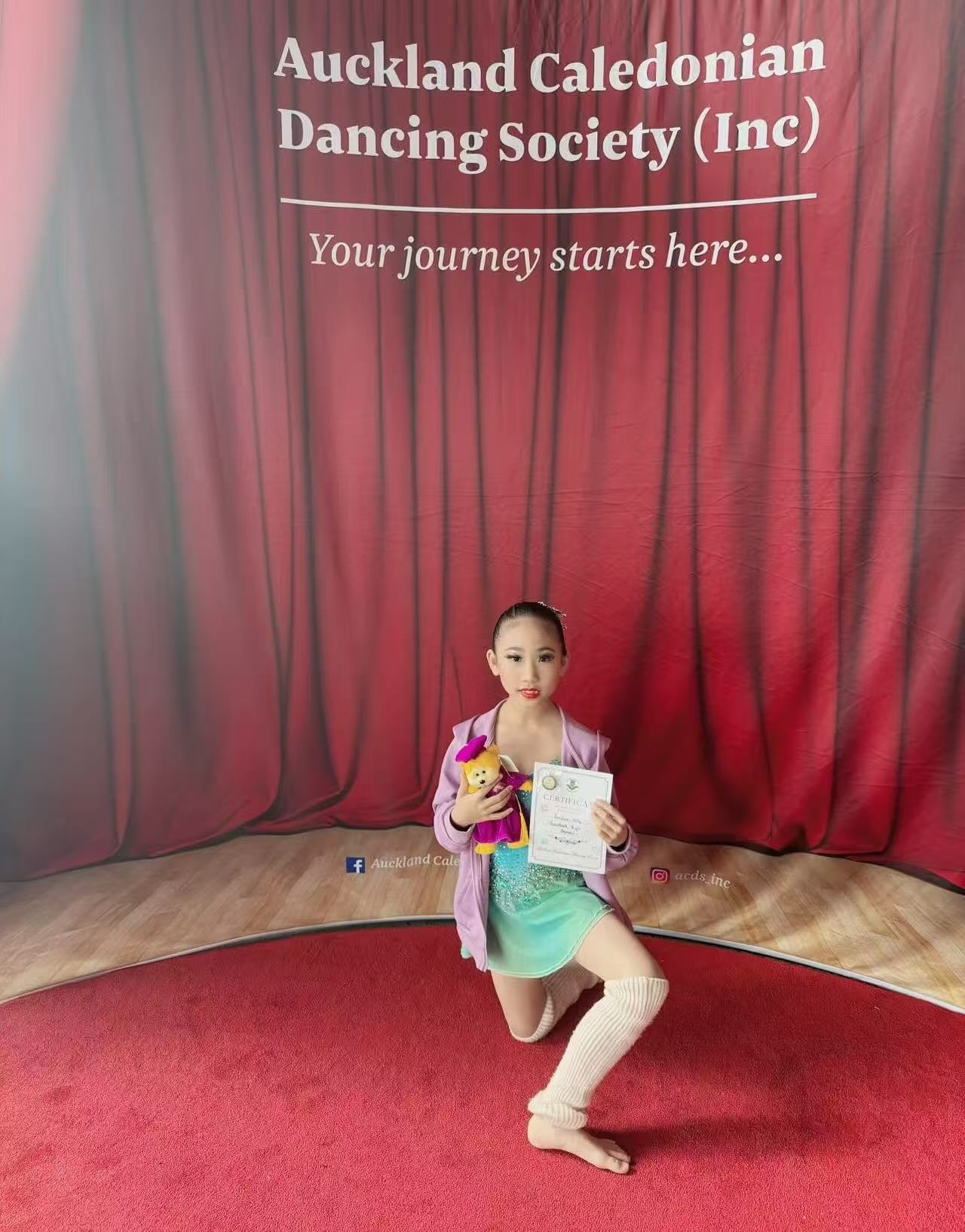 Euphie has always been one of the shining stars on our WE DANCE stage — known for her dedication in training, focus in class, and genuine love for dance. ✨
At the recently concluded Auckland Caledonian Competition 2025, she once again showcased her artistry and determination, achieving beautiful results:
• 🌙 Lyrical Solo — 3rd Place 🥉
• 👣 Barefoot — 2nd Place 🥈
• 🎭 Demi-Character — 3rd Place 🥉
Behind every award is not just talent, but the quiet strength of perseverance —
the child’s consistent effort, the parents’ unwavering support,
and the teachers’ patient guidance and care. 💜
For us, the stage is never only about scores —
it’s about growth, courage, and the light that comes from doing what you truly love.
Euphie’s confidence and glow on stage are the best reflection of her passion and hard work.
We are so proud of her journey, and can’t wait to see her continue to shine even brighter. 🌟
A heartfelt thank-you to @acds_inc for offering such an inspiring platform for young dancers to express themselves and grow.
💜 WE DANCE — where love for dance turns into lifelong confidence and grace.
#WeDanceNZ #CaledonianCompetition #YoungDancer #DanceWithHeart #LyricalDance #BarefootDance #DemiCharacter #FromNZToTheWorld)?
