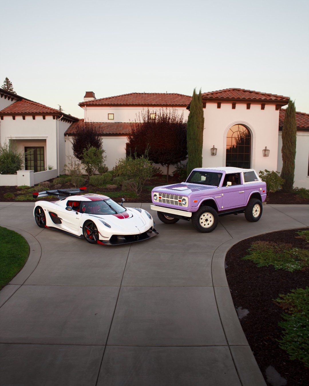Heritage in the details. Power in the drive.
๐ธ @ty_sots
#Supercarsdaily #Supercarlifestyle #Vintagecars #KoenigseggJesko #jesko #EarlyBronco #PostOakMotorCars