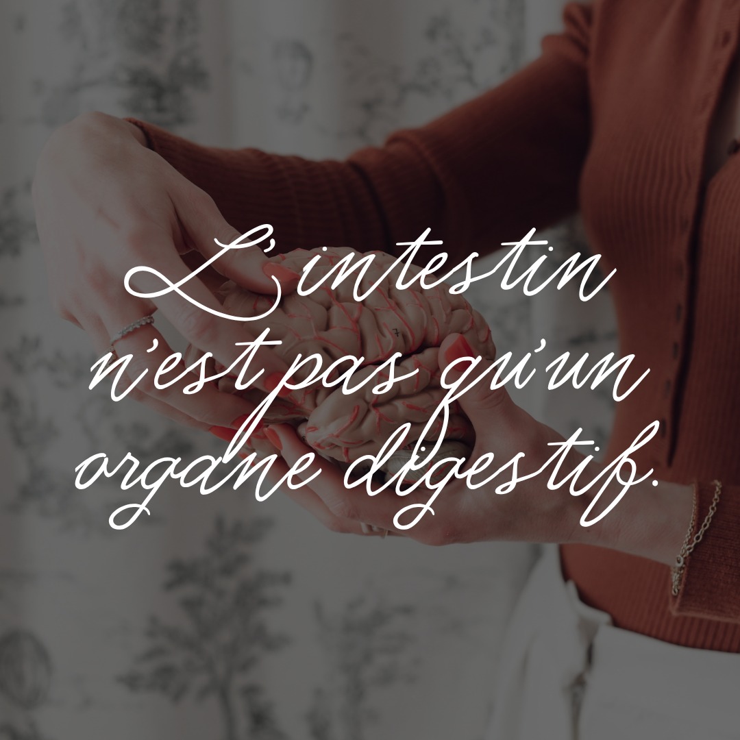 Comment, collectivement, intégrer la nutrition et le microbiote dans nos politiques de santé publique et nos pratiques de prévention en santé mentale ?
➡️ 90 % des fibres du nerf vague transmettent des informations de l’intestin vers le cerveau (Berthoud & Neuhuber, 2019).
➡️ Lorsque le microbiote est perturbé (alimentation ultra-transformée, fast-food, additifs), les messages envoyés deviennent toxiques : inflammation, déséquilibres hormonaux, dérégulation neurochimique.
Les conséquences sont majeures :
+10 % d’ultra-transformés = +20 % de risque de symptômes anxieux et dépressifs (Fond et al., 2022).
Un mois de fast-food suffit à induire irritabilité, idées suicidaires et dépression (Spurlock, 2004).
Inflammation cérébrale, altération de la motivation, troubles cognitifs : l’intestin devient un amplificateur de souffrance psychique (Cryan, 2019 ; Bonaz, 2018).
👉 Au-delà de l’individu, c’est un enjeu de santé publique : arrêts maladie prolongés, effondrement des performances, consommation accrue de soins, vulnérabilité aux rechutes psychiatriques.
Des solutions existent, accessibles et peu coûteuses :
Alimentation riche en fibres, protéines de qualité, oméga-3 et polyphénols.
Mode de vie protecteur : sommeil, activité physique, gestion du stress.
Nouvelles approches thérapeutiques : probiotiques, prébiotiques, interventions nutritionnelles comme adjuvants psychiatriques (Fond et al., 2022).
🌍 Investir dans la santé de l’intestin, c’est investir dans la santé mentale.
Et c’est aussi une stratégie de prévention massive face à l’épidémie silencieuse d’anxiété, de dépression et de fatigue cognitive qui touche nos sociétés.
#SantéMentale #SantéPublique #Prévention #Psychiatrie #Neurosciences #Nutrition #Microbiote #IntestinCerveau #GutBrainAxis #BienÊtreAuTravail #PerformanceCognitive