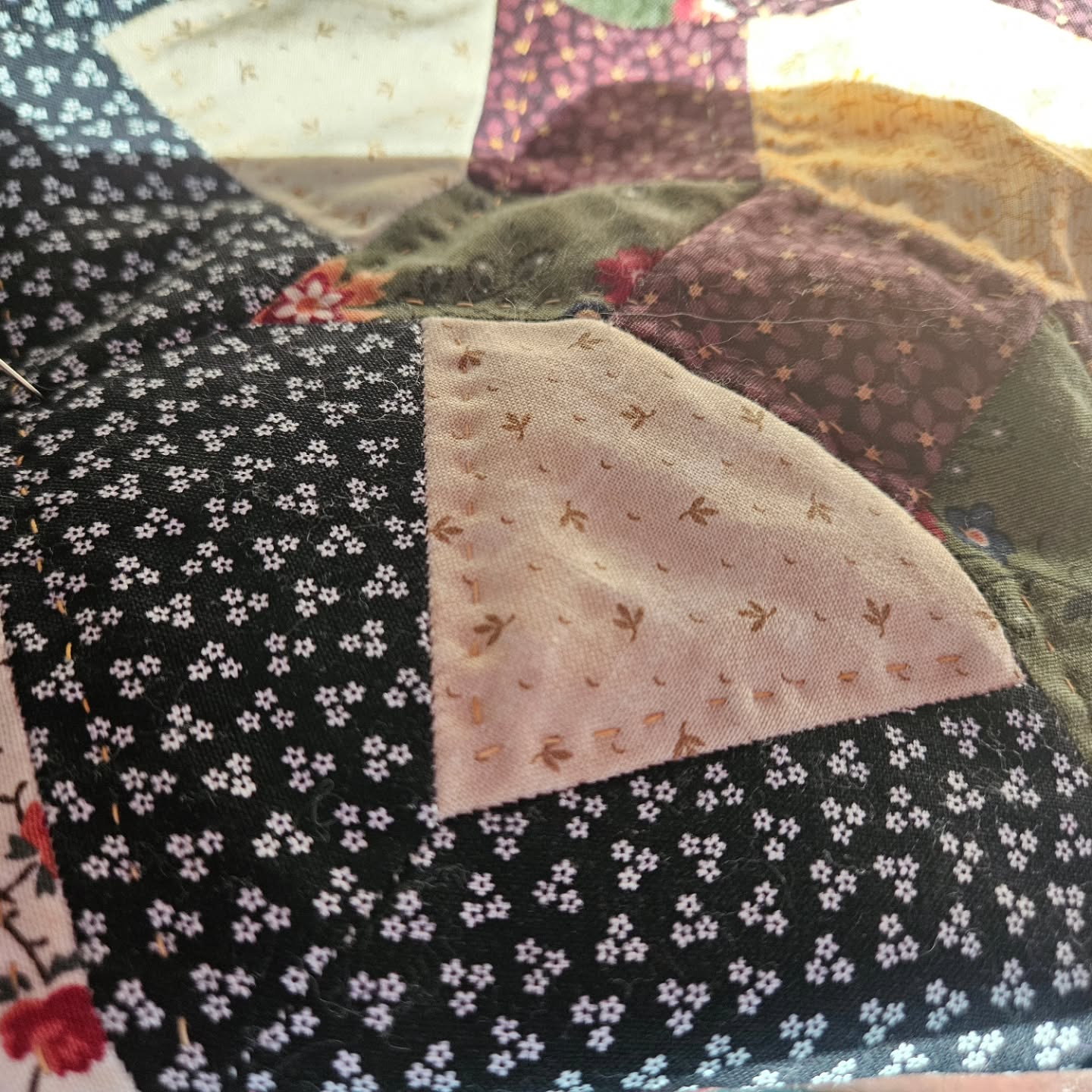 So many other things to finish for coming events, but today is a day to work on a personal project. I'm making progress on hand-quilting the Crowning Star EPP quilt (pattern by @elisebaek ). I need to fully unfold it and count blocks, but I think I'm nearly halfway done with the blocks. Then I'll have to decide how to quilt the border, then do the binding. I'm hoping to finish by the end of the year. We'll see.
.
#handquilting #handquilter #englishpaperpiecing #handsewing #sewnbyhand #epp #crowningstarquilt