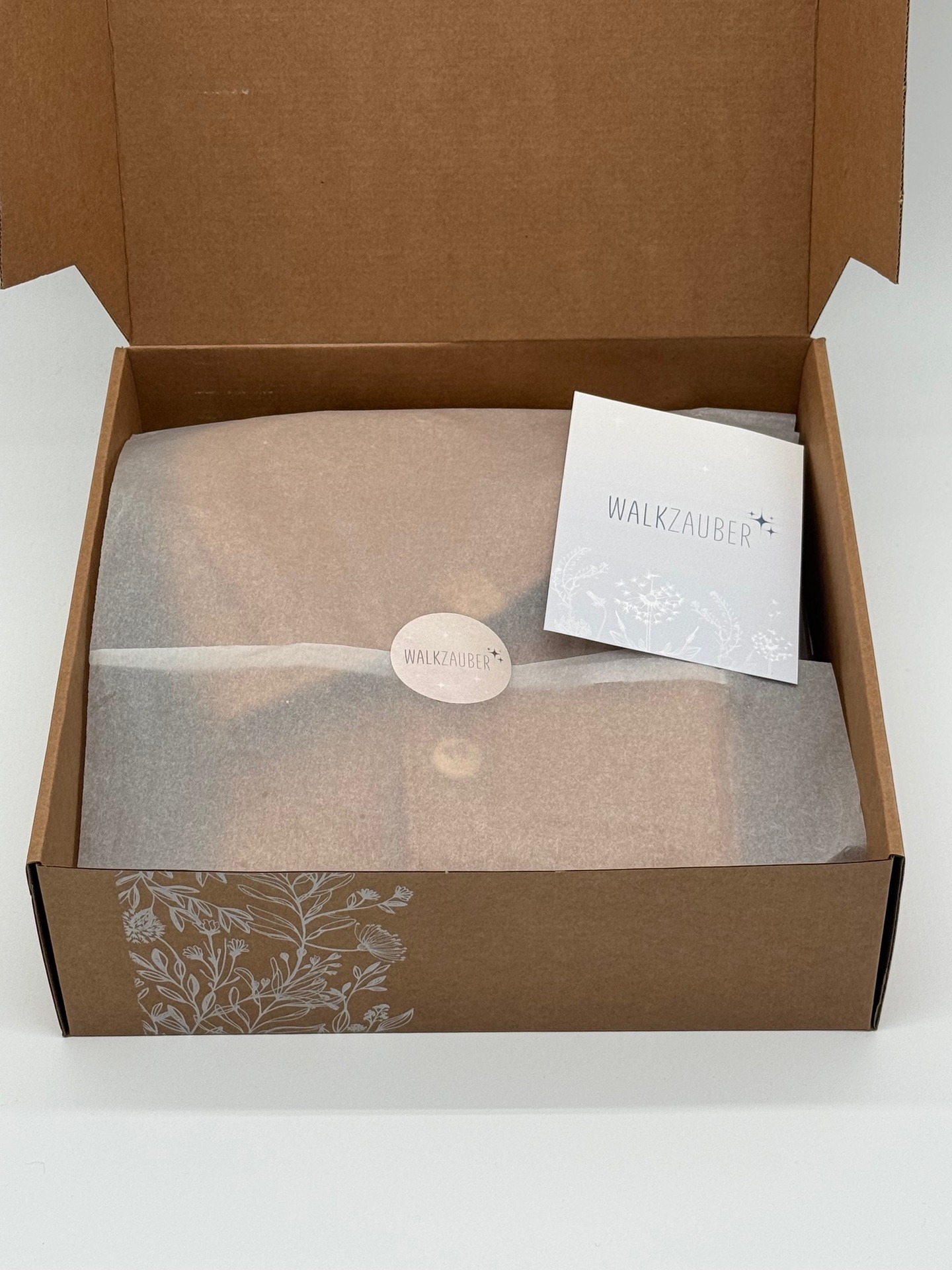 ✨ Du bist auf der Suche nach einem besonderen #Geschenk? ✨
Unsere Walkzauber-Stücke werden liebevoll und hochwertig verpackt – mit feinem Seidenpapier, natürlichen Materialien und ganz viel Liebe 💛
Auf Wunsch legen wir gerne eine individuelle Karte mit deiner persönlichen Botschaft bei – für einen Zaubermoment beim Auspacken. 🌿🎁
#walkzauber #geschenkidee #nachhaltigmitliebe #madeinaustria #walkkleidung #geschenkverpackung #handgemacht #zauberhaftverpackt