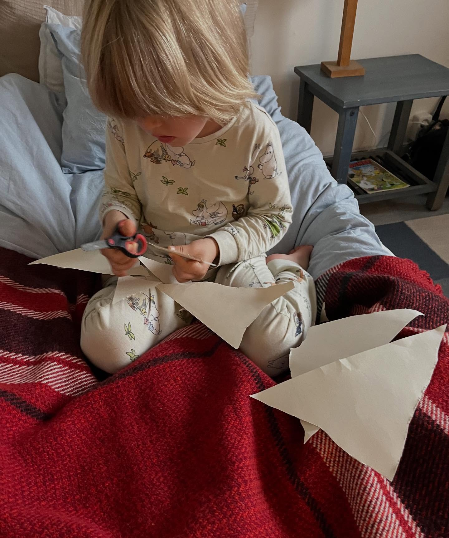 Stig upptäcker själv. I lugn och ro.
Att en kvadrat blir en trekant. En trekant blir två trekanter. Två trekanter blir fyra. Till slut blir trekanten pytteliten och får plats i handflatan.
Det heter visst matematik. I skolan… ☺️