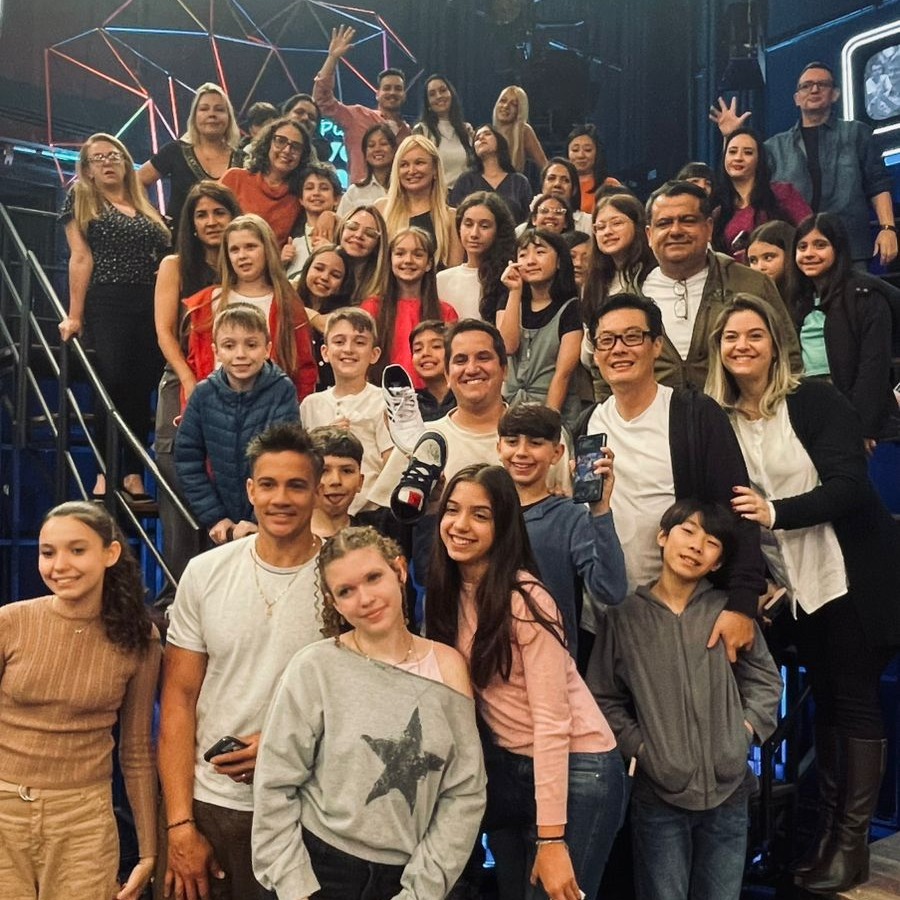 O Colégio Anglo Alante Guarulhos Guilherme de Almeida marcou presença em uma gravação especial do programa Altas Horas, da Rede Globo, em comemoração à Semana das Crianças!
Organizada pelo diretor Tiago, a atividade proporcionou uma experiência inesquecível, em que alunos e seus pais puderam acompanhar de perto os bastidores da TV e viver um momento único juntos!
O programa contou com grandes atrações como Neymar, Ana Castela, Fofão, Tierry, Palavra Cantada e muitos outros artistas!
Além da diversão, a visita também foi uma oportunidade de aprendizado, os alunos puderam compreender como funciona a produção de um programa televisivo, reconhecer o trabalho em equipe por trás das câmeras e ampliar sua visão sobre diferentes profissões e formas de comunicação.
E a emoção foi ainda maior! Dois alunos do colégio participaram ativamente do programa, fazendo perguntas aos convidados do Serginho Groisman, uma para a cantora Ana Castela e outra para o Neymar Jr.! Eles ainda tiveram a chance de garantir autógrafos e viver um momento realmente inesquecível.
Mais uma vivência incrível que reforça o compromisso do Colégio em proporcionar experiências significativas, que unem conhecimento, alegria e integração entre as famílias!
#somosga #angloalante
#colegioguilhermedealmeida
#altashoras #redeglobo