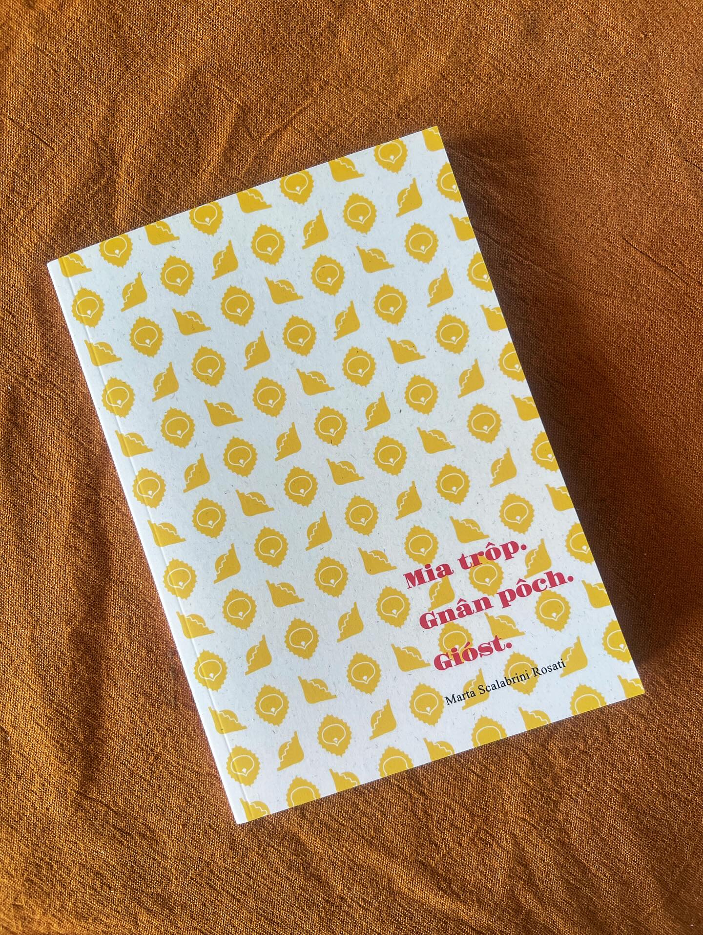 🍂 🍁 🍃 BACK IN STOCK
La cucina Emiliana è “ciunta”, è ricca, è calda e avvolgente. È rassicurante e dà il meglio di sé in autunno. Poi, il fatto che noi emilianə mangiamo cappelletti e cotechino anche a ferragosto, questa è un’altra storia.
Se volete un po’ di ricette - e di storie - di questa terra, ecco qua!
.
.
#emilia #italianfood #reggiemilia #emiliaromagna #food #visitemilia #ricette #recipe