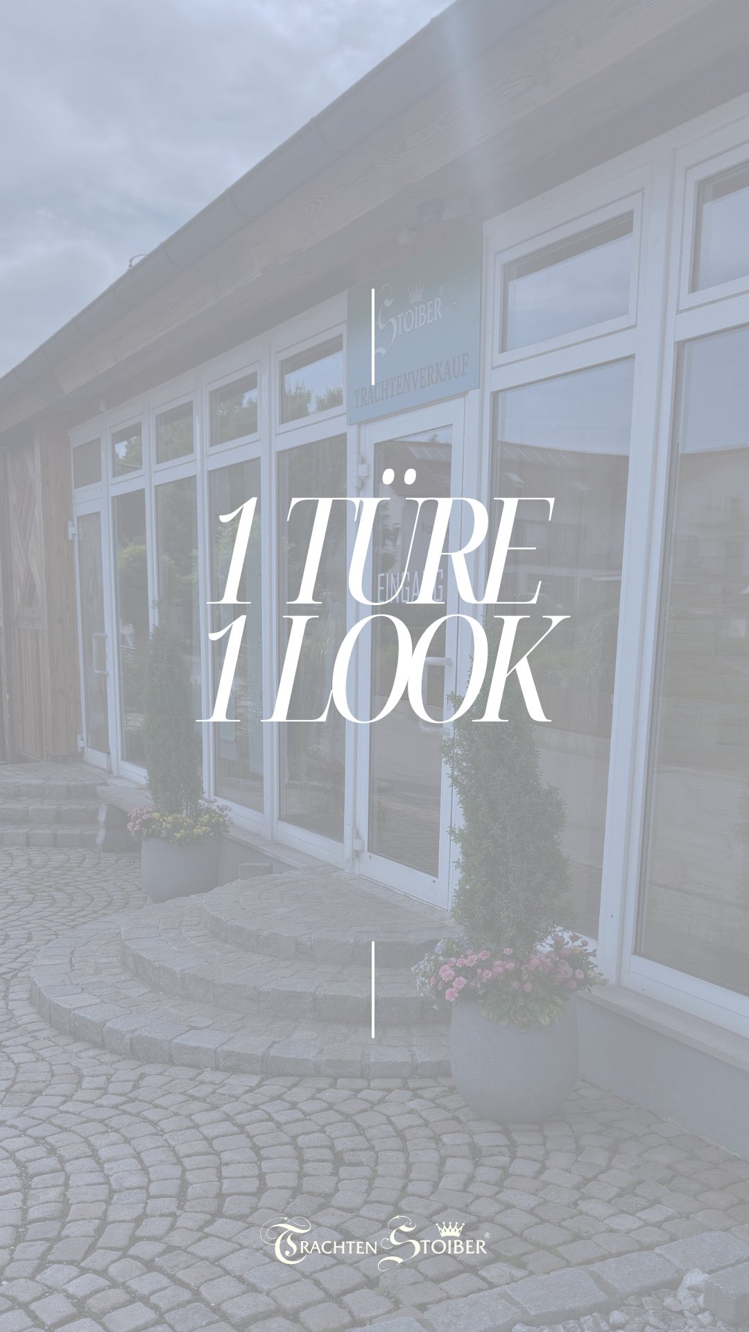 *Ein Schritt, ein Statement.*
Kaum durch die Tür – schon sitzt der Look!
Dieses Dirndl in kräftigem Beere-Ton mit schlichter weißer Bluse zeigt: Weniger Schnickschnack, mehr Wirkung.
Ideal für alle, die klare Linien und moderne Tracht lieben.
Wär das dein Wiesn-Look?