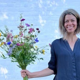 Her er et par gamle billeder fra de gange jeg har været på BUKET-WORKSHOP. Det er nemt at se, at jeg både er lidt overvældet, stolt og har det ret sjovt... 🎉
For det ér ret sjovt at være af sted på workshop, hvor opgaven både er lidt vildt ("klip 35 stilke" - det er ret mange) og svær ("nu skal vi lære at binde i spiral") og man ovenikøbet får sin egen fine buket med hjem ❤️
Flere har spurgt, om vi holder buket- workshops til næste år, og det vil vi gerne! Vi holder dem i Juni, Juli, August og September, og vil gerne have en idé om, hvor mange der kunne tænke sig at være med.
Prisen bliver ca. 350 dkk, og workshoppen vil ligge på hverdage kl. 17 - 19.30.
Send os en mail eller besked, hvis du vil på email-listen, så skriver vi når kurserne bliver åbnet for tilmelding. Skriv gerne hvilken måned du foretrækker.