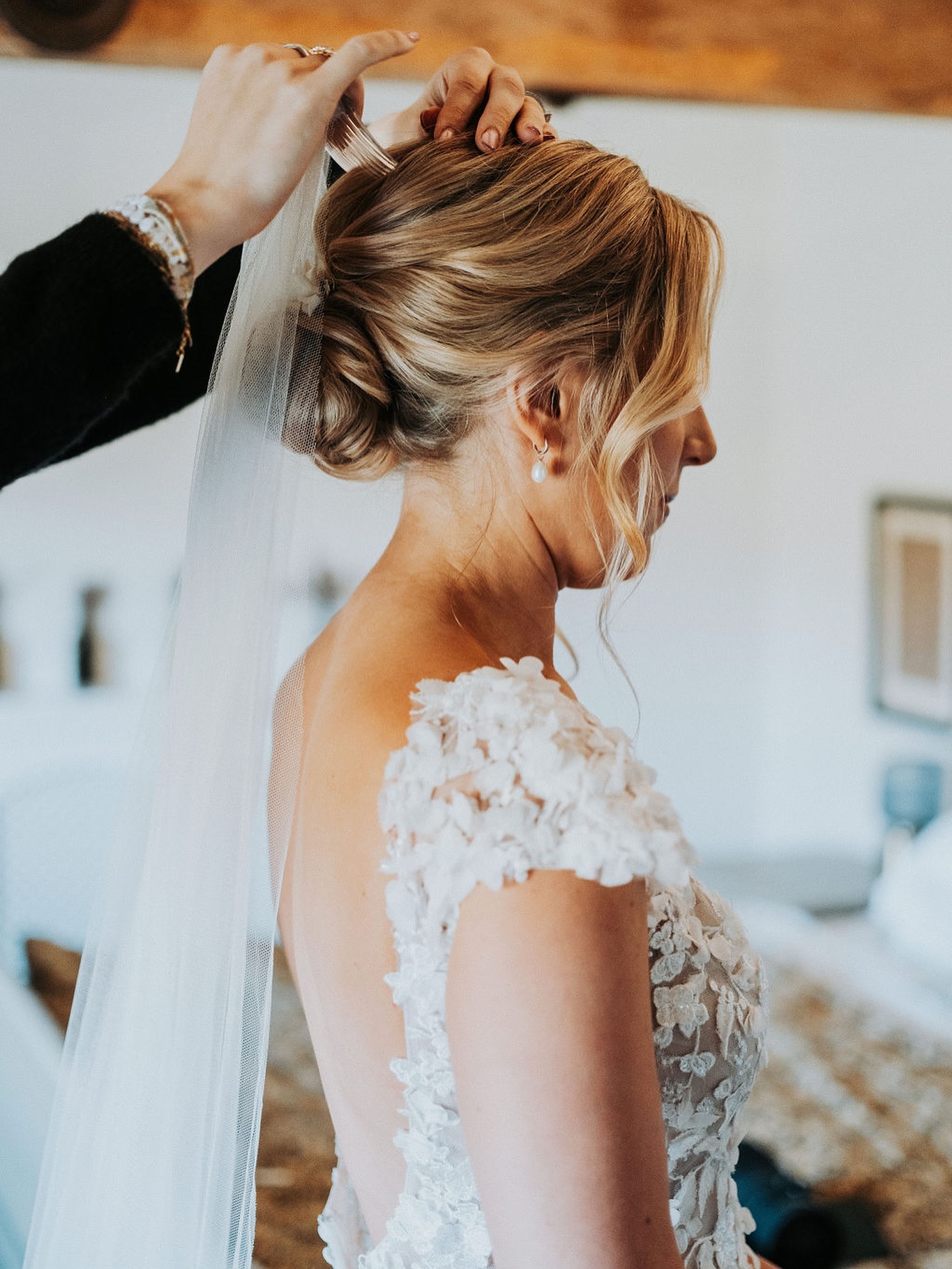 Nearly a year since Lucy’s beautiful autumnal wedding at Bury Court Barn ✨ we are back there this weekend for their wedding show! So please come say hi if you’re popping in, Sunday 12-3pm 🥰 @burycourtbarn
📸 by @markobrienphotography
#makeup #hair #bridalhair #bridalmakeup #surrey #surreywedding #guildford #wedding #bride #bridalmakeup #bridalhair #weddingmakeup #hairup