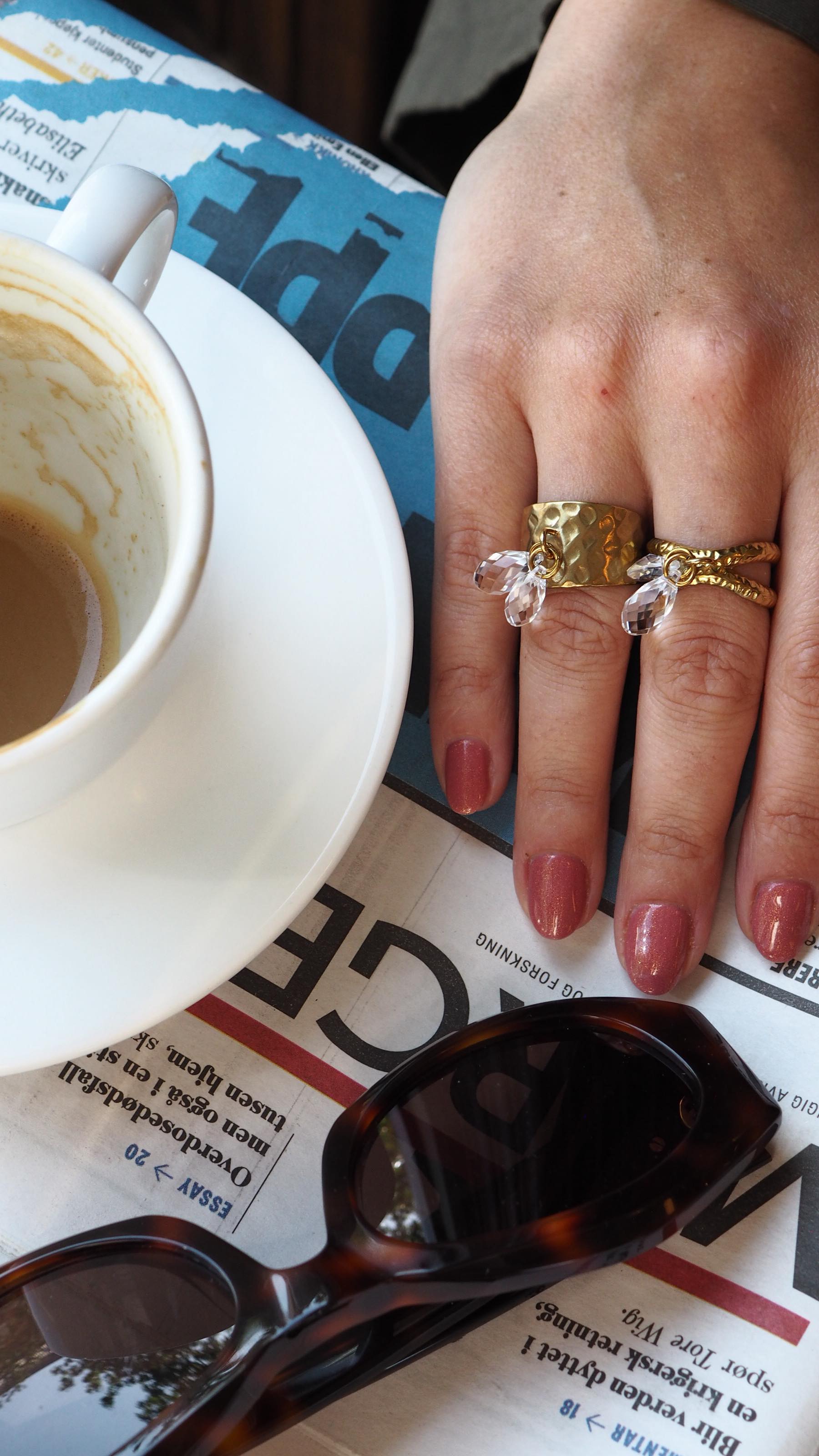 Disse ringene har jeg gledet meg skikkelig til å lansere ✨ Var usikker på om jeg var alene om å digge dinglende krystaller på fingrene. Så responsen fra butikker, kommentarer fra ukjente under fotoshoot, forhåndsbestillinger som har kommet inn og kommentarer fra folk som har sett dem på har vært smått overveldende 🥰🥹 Rett og slett skikkelig stas for en liten smykke-gründer🙏🏼 Så tusen, tusen takk til alle som liker, deler, kommenterer, kjøper og anbefaler. Jeg setter veldig pris på hver enkelt av dere ✨ Og alle som har forhåndsbestilt vil få ringene sine i løpet av noen få dager 💕 #ringer #wahlwest #smykker #norskdesign #norskbedrift