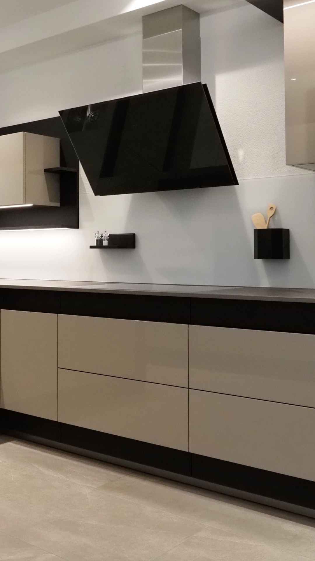 Deine Chance auf eine Traumküche ✨Unsere Ausstellungsküche wird frei. Modern, hochwertig ausgestattet und jetzt zu attraktiven Konditionen erhältlich.
👉 Schnell sein lohnt sich. Mehr Infos auf unserer Website.