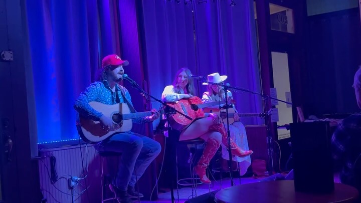 Been on the road a lot lately which has been amazing. Playing a show near my hometown the other night filled my heart with so many family, friends, fans & familiar faces coming out to support! Thank you to @venue_on_main_belleville for having us & thank you to my talented friends @steeviesteeves @justin3doorsdown & @mollylovette for playing the show with me 🎸🤘🏼
Catch me playing at the @destinsongwriterfestival this Friday & Saturday with some more of my talented friends @jamesotto @officialandygriggs @kentblazy @jessiegofficial @justinholmesmusic @operationsong & more! 🌊🎸🏝️
#livemusic #countrymusic #country #destin #singersongwriter #singer #songwriter #howtopray #pray #jesus #tour #travel #acoustic #guitar #writersround #3doorsdown #work #friends #blessed #hometown #harmony #harmonies #viral #theroad #ocean #wynners