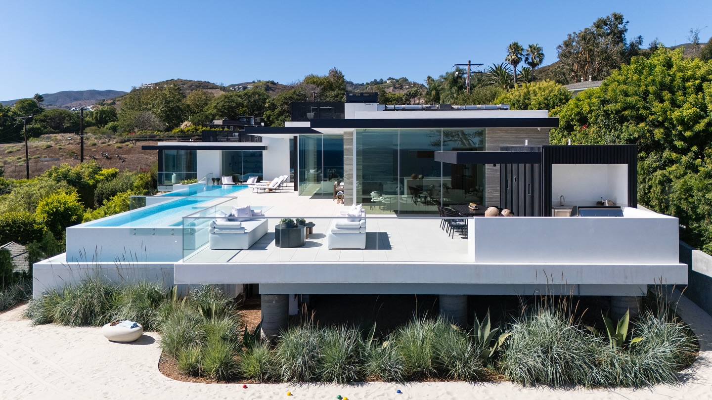A Modern Malibu Masterpiece
Perched above the Pacific, this residence captures the essence of coastal modernism, an elegant balance of minimal structure and limitless horizon. Seamless panes of glass dissolve the boundary between indoors and out, while warm natural tones ground the architecture against the ocean’s expanse.
Every detail curated for harmony, flow, and the quiet drama of light.
Contractor: RT Abbott Construction
Architect: Burdge Architects
📍Malibu, California
#MalibuModern #ArchitecturalDigest #BurdgeArchitects #RTAbbottConstruction #ModernArchitecture #LuxuryLiving #CaliforniaDesign #CoastalModern #StylineSystems #GlassArchitecture #MinimalDesign #IndoorOutdoorLiving #LuxuryHomes