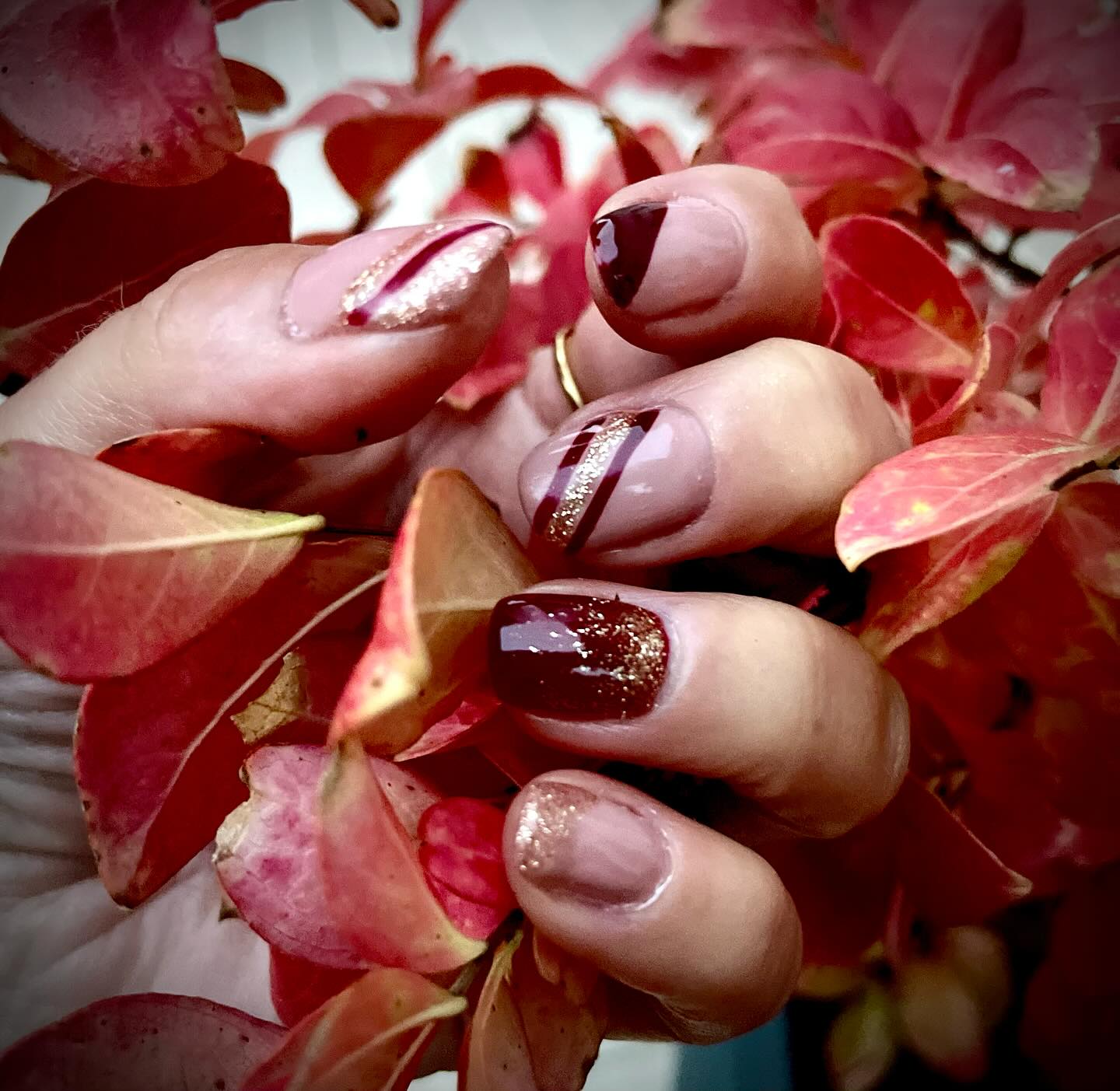 Des teintes chaudes, des nuances dorées et un soupçon de brillance, un combo parfait pour venir sublimer vos ongles en ce début d’automne 🍁
#bbeauté#nails#automne#esthetics#institutdebeauté