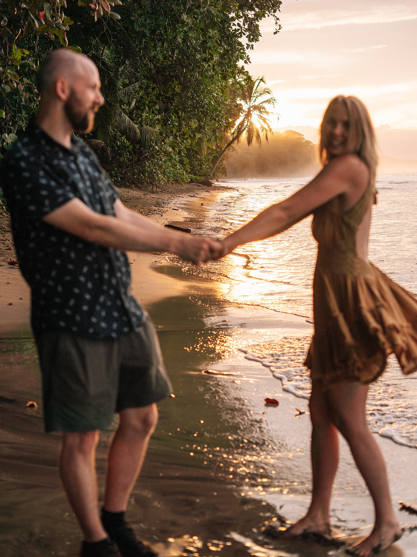 Wo sind die letzten 5 Monate hin ? So lang ist es her das ich das letzte Mal was gepostet habe. 🫣 Ich hoffe ihr habt uns nicht vergessen. 🫶🏻
Irgendwie sind die letzten Monate nur so an uns vorbei gezogen. Und gefühlt waren wir doch erst in Costa Rica und unsere Skandinavien Reise ist doch auch noch nicht so lange her. Aber auch das wir dort waren ist jetzt schon wieder 3 Monate her und ich hab euch noch kein einziges der dort entstanden Fotos geteilt! Es ist viel passiert seit dem, schöne Dinge wie auch weniger schöne Dinge, es gab vieles was verarbeitet werden musste oder auch noch immer muss. Und da ist Instagram einfach zu kurz gekommen. Aber ich muss gestehen ich vermisse es hier unsere Erlebnisse und Reisen zu teilen und mit euch auszutauschen. 🧡
Deswegen versuche ich jetzt wieder aktiver zu sein. Ich hoffe der Algorithmus straft uns nicht komplett ab (durch die Inaktivität) und ihr bekommt diesen und Zukünftige Posts überhaupt zu sehen. 🙏🏼
Ich weiß das ihr Fred wahrscheinlich am meisten vermisst habt. 😺 Aber ich kann versichern ihm geht es spitze!
Wie ist es euch ergangen? Wie war euer Sommer?
Habt ihr Wünsche was ihr hier wieder vermehrt sehen wollt?
Reise tipps zu Costa Rica/ Skandinavien oder doch USA und Kanada content?
Reels oder ganz classic Fotos? Davon habe ich noch genügend. Ich könnte wahrscheinlich jeden Tag ein foto für die nächsten 2 Jahre teilen und es wäre immer noch kein Ende in Sicht. 😂
#usareise #reisefotografie #reiseinspiration