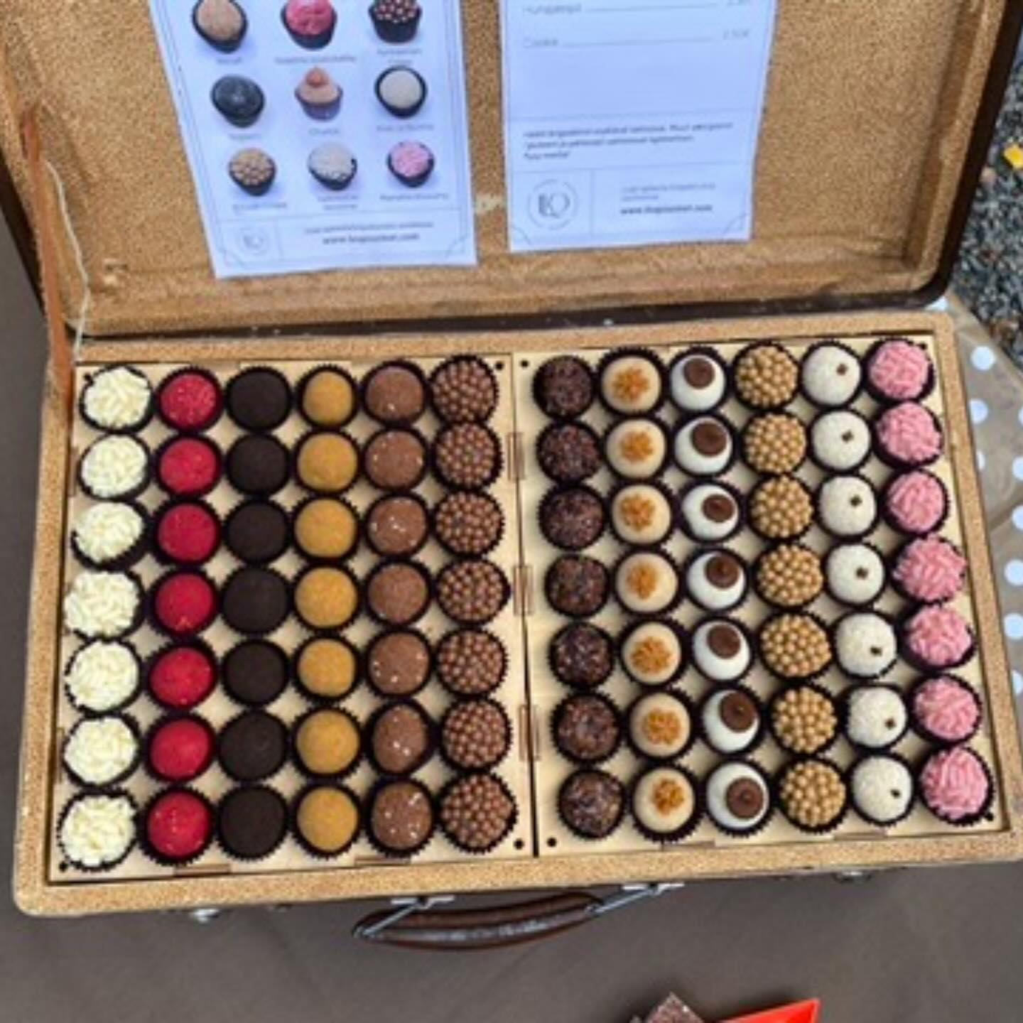 ✨🍂 Tomorrow is the day! 🍂✨
I’ll be at @tallipiha from 11 til 17, celebrating our beautiful city’s anniversary with lots of brigadeiros 🇧🇷🍫 Handmade, full of love, and perfect for a cozy autumn treat. 🍁
Come say hi, grab something sweet, and let’s celebrate together! 🥳
.
.
.
.
.
#ilogourmet #rakastanbrigadeiroa #visittampere #brigadeiro