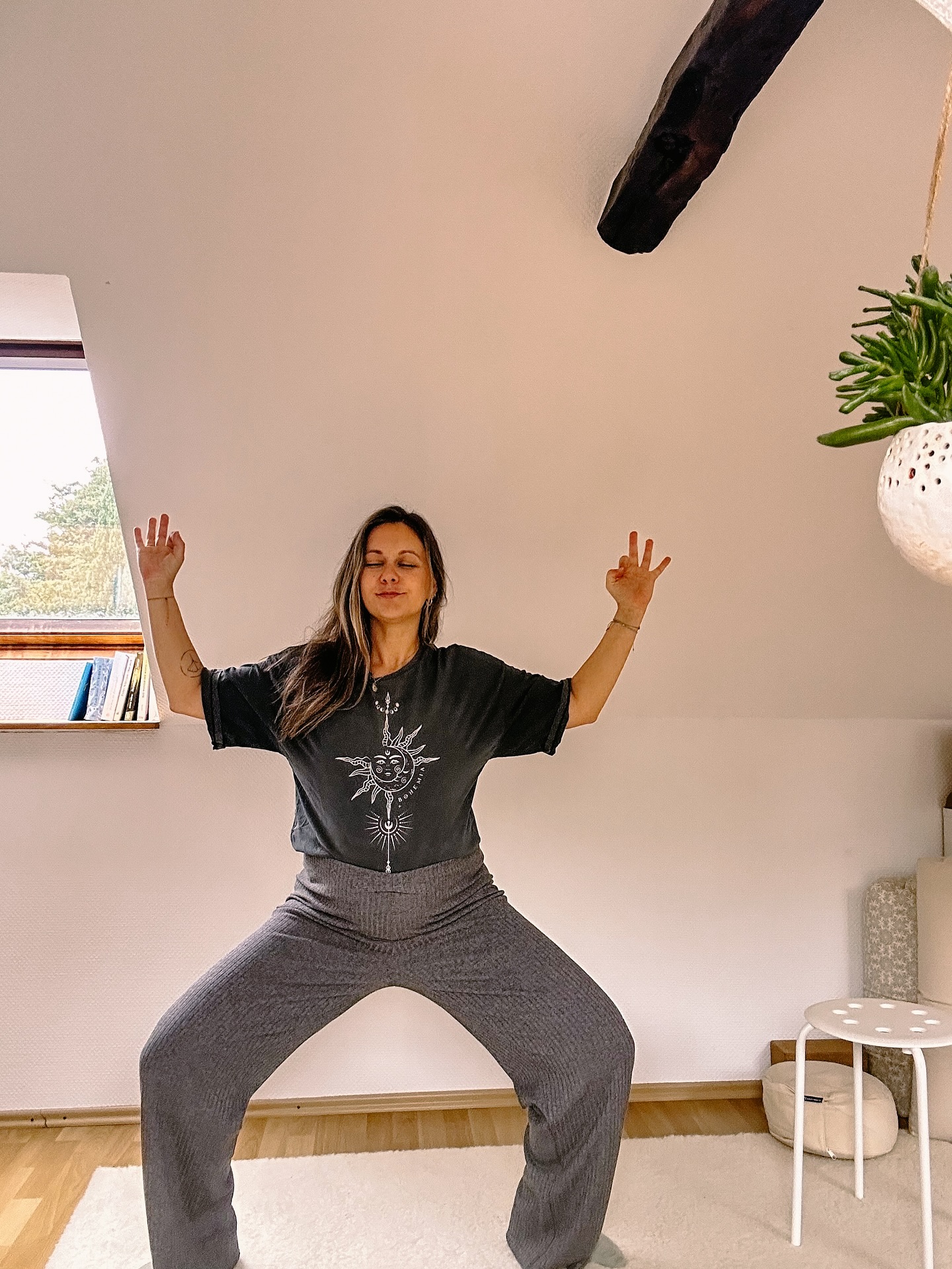 Life lately. 🍁 #september
Ganz viele Hygge-Momente, Zeit mit den liebsten Menschen, Paarzeit und mit mir allein, nährendes Essen und Früchte aus dem Garten, viele yogatherapeutische 1:1 Begleitungen und erste Male. Veränderte Tagesabläufe, mehr Pausen, immer was zu tun und trotzdem das Gefühl, noch nicht alles vorbereitet zu haben für die wohl größte Veränderung im Leben. Und gleichzeitig die Gelassenheit zu spüren, dass alles zum richtigen Moment kommt und am Ende doch oft ganz anders, als in der Vorstellung. Alles ist im Wandel 2026. So, so aufregend, sodass ich gerade wenig hier bin und mehr und mehr im echten Leben. 💫
•
•
•
#jederkannentspannen #slowliving #herbstvibes #yogaimnorden