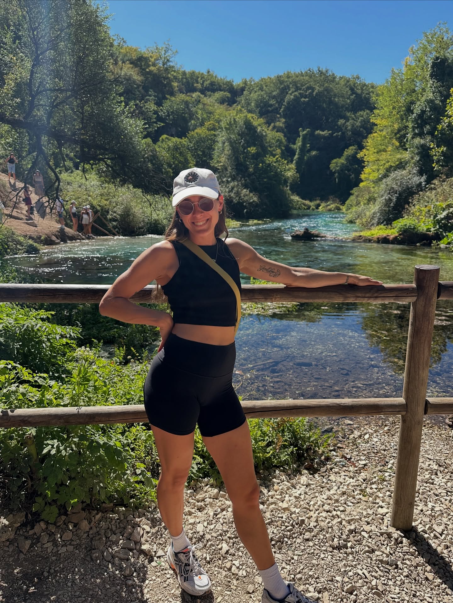 Rooted Presence.
Dieses Retreat in Albanien war mehr als nur eine Reise.
Es war ein Ankommen – in mir.
Zwischen Bergen und Meer, Sonne und Wind durfte ich meinem Körper wieder zuhören, statt meinem Kopf.
Ich durfte einfach sein.
Mit wundervollen Frauen, tiefen Gesprächen, Lachen, Stille und echtem Fühlen.
Neue Freundschaften sind gewachsen, Wurzeln haben sich gezeigt, und ich bin wieder ein Stück näher bei mir selbst angekommen.
🌿
Thank you @livingintouch & @mariamurraycreative