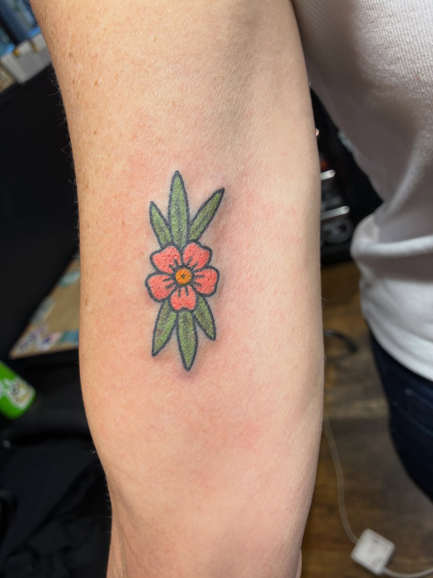Just some little cuties last week 🖤
A soft pink flower 🌸 + a “f*ck you with love” 💌✨
Because balance, right? 😉
Made @tattootattooseattle 🏙️
#SeattleTattoo #TattooTattooSeattle #SeattleArtist #TattooCommunity #TattooLove #FlowerTattoo #LetteringTattoo #CustomTattoos #SeattleCreatives #TinyTattoos
