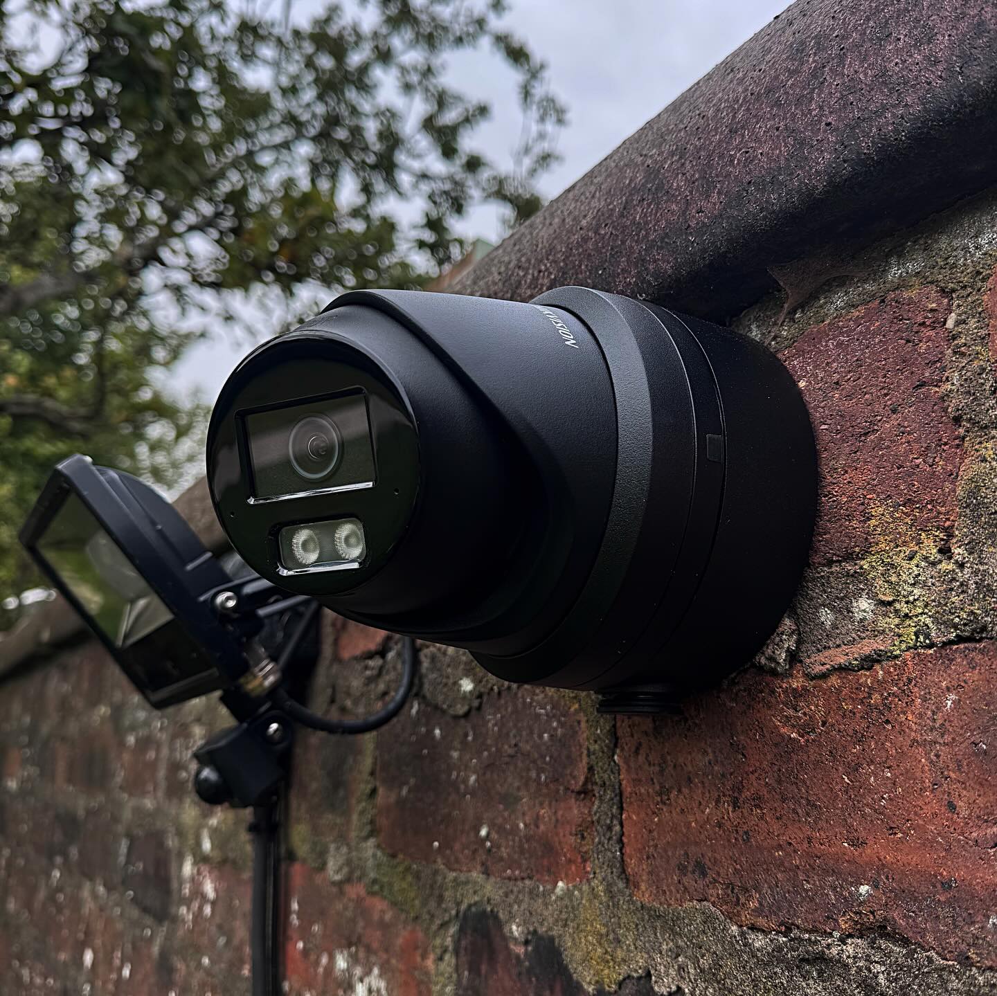 🏠Another home secured by SAFE-AR
🔐5 x 8MP ColorVus cameras wired and fitted externally around the perimeter of the property. Giving a much better view of the entire site.
🔐Hybrid Alarm System integrating a previously old wired alarm - with a new modern control panel and wireless sensors.
🛜 UNIFI Access Points fitted throughout the home to boost WiFi performance everywhere.
Another happy customer, contact us today to secure your home or business:
📞 07480 669235
📧 info@safearsolutions.co.uk