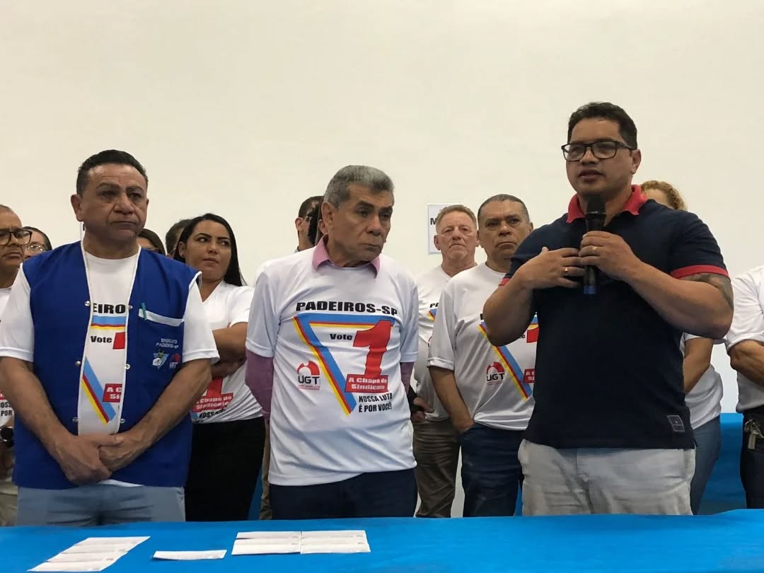 Eleita nova Diretoria do Sindicato dos Padeiros e São Paulo.
É com grande orgulho que destacamos a participação do nosso Diretor Tesoureiro, Sr. Fábio Bezerra, nas eleições que definiram a nova diretoria do Sindicato dos Padeiros de São Paulo. Representando nossa base com firmeza e compromisso, ele reforçou a luta contra a reforma trabalhista, os ataques aos direitos da classe trabalhadora e o fascismo.
Em sua fala, ressaltou: “O Sindicato é exatamente o contrário, é o coletivo, a luta que dá exemplos para outros. Não podemos deixar nosso País ser destruído, precisamos valorizá-lo”. E ainda defendeu: “O povo não pode vender seu voto”.
A união e a representação digna foram temas centrais. Como destacou Canindé Pegado, Secretário-Geral da UGT, “as condições sociais e econômicas se resolvem com poder, participação e dignidade para os trabalhadores”. E completou: “Todos esses companheiros honram o sindicalismo brasileiro”.
Além disso, Ricardo Rosa, Auditor Fiscal do Trabalho, lembrou a importância do Sindicato dos Padeiros na luta pela Norma Regulamentadora nº 12 (NR12) e afirmou: “Se o preço da liberdade é a eterna vigilância, o preço do direito dos trabalhadores é a eterna vigilância”.
Estiveram presentes no encerramento das Eleições:
· Reinaldo Dalur (Sindicato da Saúde - SP)
· Anderson Tozi (Sintramassas - ES)
· Carlos Jorge dos Santos Silva (Sindicato dos Padeiros - RJ)
· Fábio Alex Salomão Bezerra (SINDMASSA MS)
· Luiz Guedes (Senalba - SP)
· Hélio Rodrigues (Vereador de São Paulo)
· Luiz Arraes (Federação dos Frentistas - SP)
· Paulo Almeida (Sindicato da Alimentação de Guarulhos)
· João Sena (Sintrajoias - SP)
· Francisco Carlos Conceição (Sindicato dos Vigilantes - ABC)
· Antônio Pereira de Oliveira (Sindicato dos Vigilantes - SP)
Parabéns à nova diretoria do Sindicato dos Padeiros de São Paulo pela recondução, com a Chapa 1 “Nossa luta é por você!”, liderada pelo presidente Chiquinho Pereira! Que sigamos unidos na defesa dos direitos, empregos, melhores salários e condições dignas de trabalho.
A luta continua! 💪✨
#SINDMASSAms #FabioBezerra #SindicatoDosPadeiros #UGT #LutaSindical #DireitosDosTrabalhadores #NR12 #TransiçãoJusta #MovimentoSindical