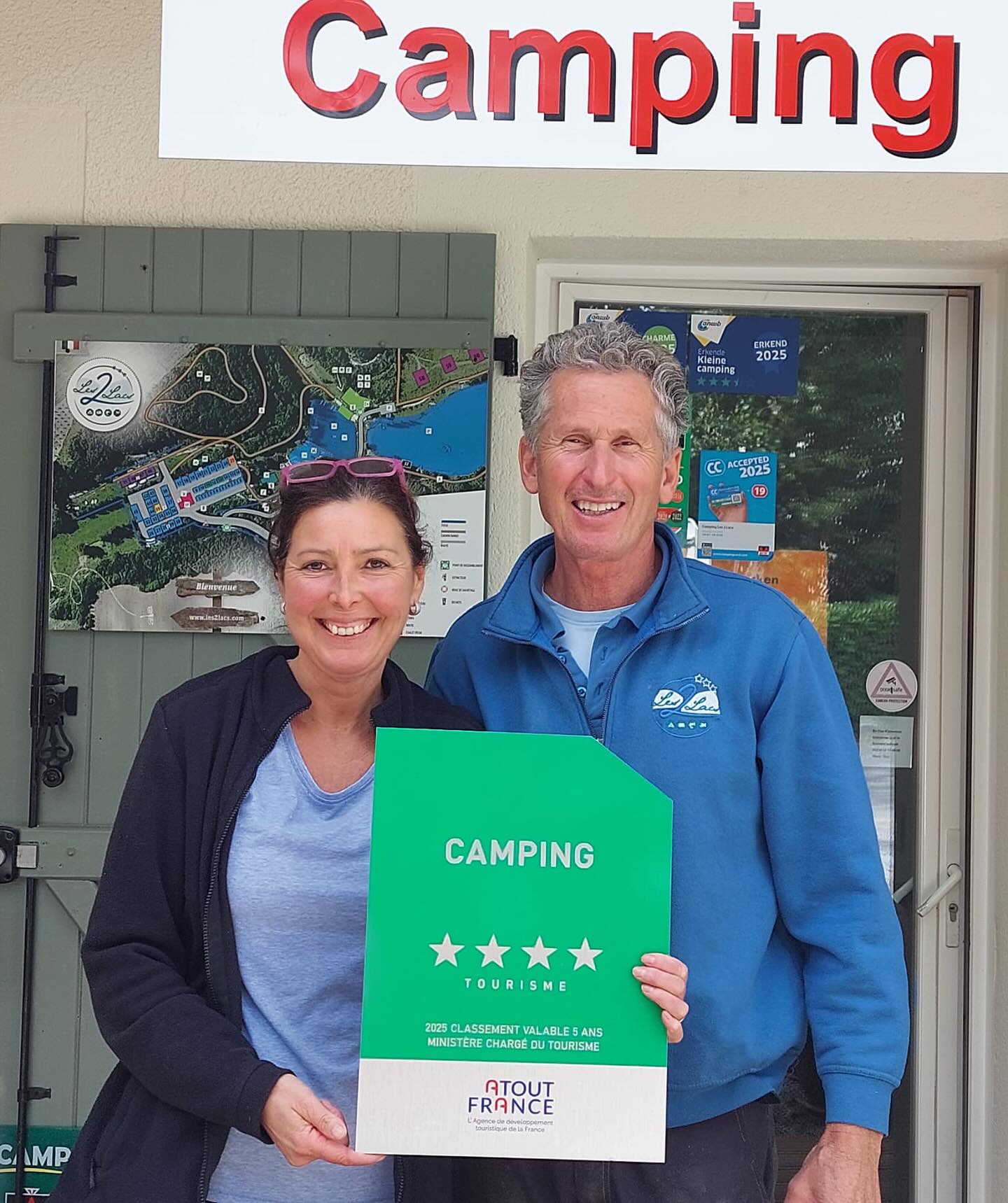 Het seizoen zit erop maar we sluiten af met een stralend hoogtepunt: Camping Les 2 Lacs heeft officieel 4 sterren gekregen! ⭐⭐⭐⭐
Dankjewel aan al onze gasten voor een prachtig jaar!
Tot volgend seizoen! 🌿🏕️
———
La saison est terminée mais nous la clôturons en beauté : Camping Les 2 Lacs a officiellement obtenu 4 ⭐⭐⭐⭐ ! 🤩
Merci à tous nos hôtes pour une magnifique année !
À la saison prochaine ! 🌿🏕️
———-
The season has come to an end but we finish on a shining highlight: Camping Les 2 Lacs has officially received 4 ⭐⭐⭐⭐! 🤩
Thank you to all our guests for a wonderful year!
See you next season! 🌿🏕️