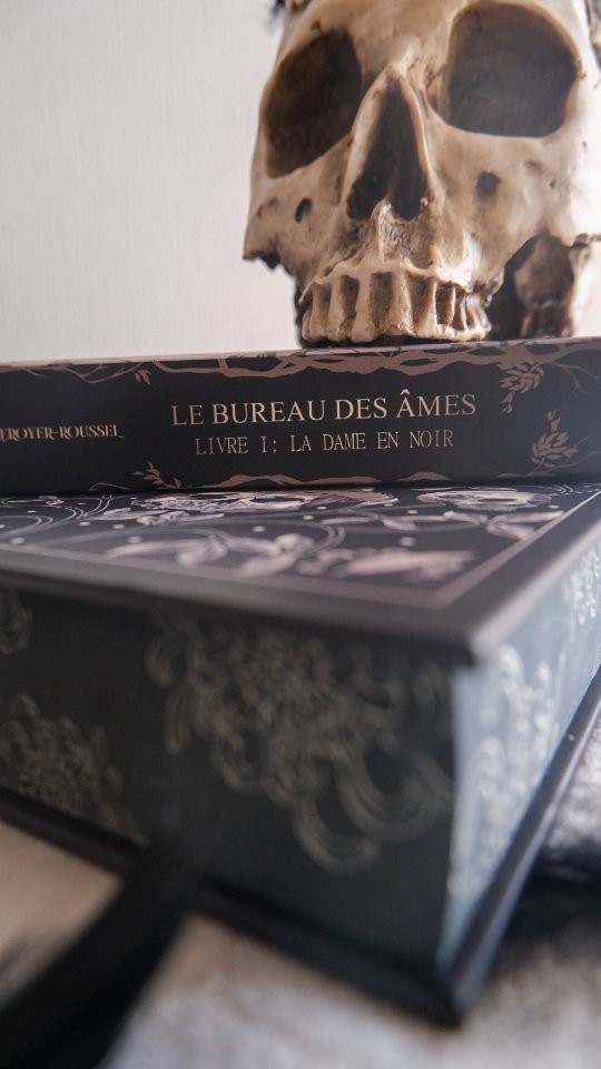 On continue notre virée dans le Kansai, avec ce mini-vlog à Uji, la capitale du Matcha 🍵
DANS CE VLOG
📍Challe (café)
📍 Jardins du palais impérial de Kyoto
📍 Byôdô-in
📍 Tsuen (maison de thé)
📍 Ujigami-Jinja
ABOUT ME
Journaliste et écrivaine, basée à Tokyo depuis 10 ans. J'écris pour la presse francophone. Je suis également l'auteure d'une saga de thriller fantastique, Le Bureau des Âmes.
Mots-clés : vlog - vie japonaise - vie d'autrice - vivre au Japon - voyage à Kyoto - Uji - matcha
Hashtags: #vlogjapon #tranchedevie #vlog #japon #viedexpat #viedauteur #tokyolifestyle #kyotojapan #vivreatokyo #vivreaujapon #vieaujapon #kyoto #ujimatcha #uji #matcha