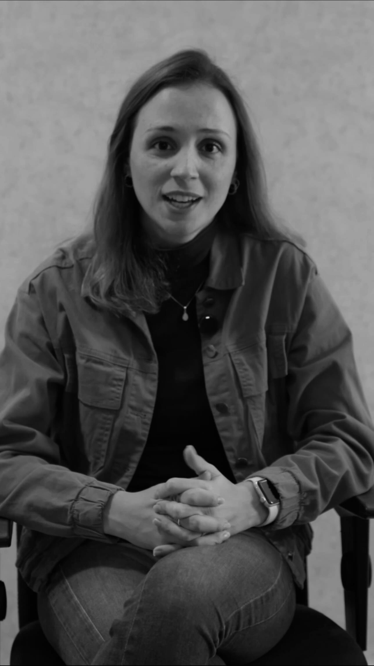 A trend do formato 5120 x 1080 está invadindo o feed com vídeos super panorâmicos e um ar cinematográfico.
Mas antes de seguir a onda, vale refletir: será que esse formato conversa com o seu público e com o jeito que ele consome conteúdo?
Tendências vêm e vão rápido. O posicionamento certo, quando bem planejado, fica para sempre na memória.