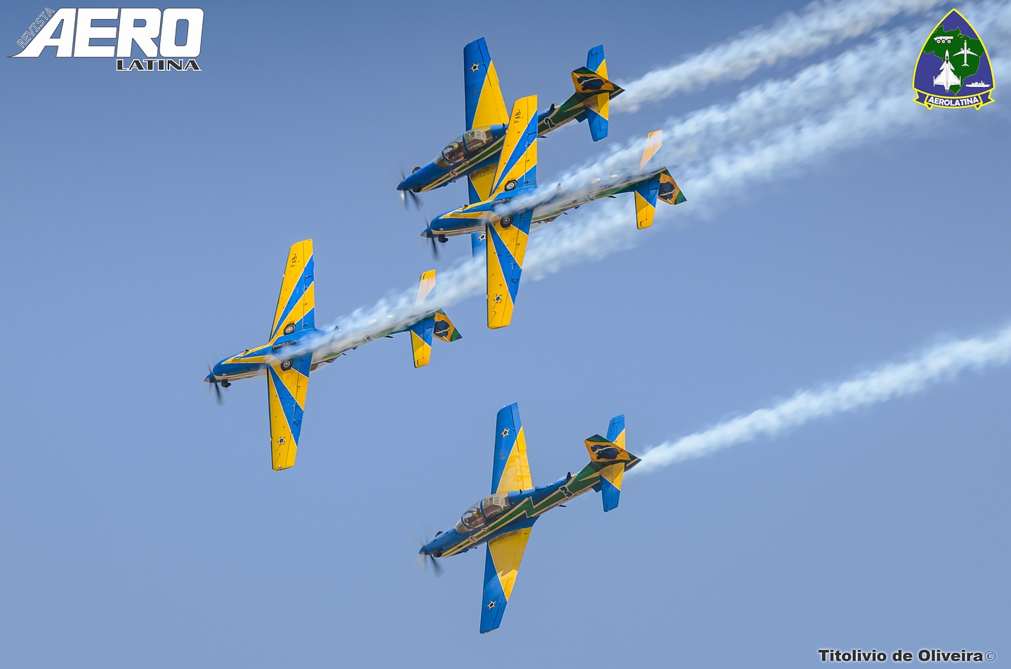 É meus amigos está difícil aguentar a saudade das demonstrações da Esquadrilha da Fumaça, mas muito em breve eles retornaram com suas demonstrações encantando o público pelo Brasil a fora!
Enquanto isso vamos ficar com um #TBT diretamente do Domingo Aéreo da AFA de 2024.