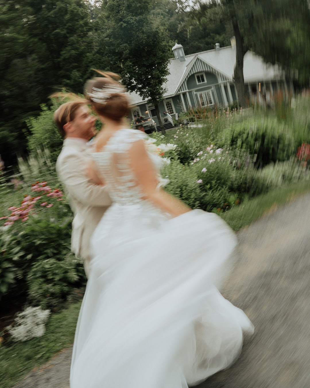 Laurence & Vincent dans les jardins 🧡
Photographe @vickyalexandre.photographe
Fleuriste @fleuraissance.fermeflorale
Lieu @domainejoly
Traiteur @traiteurgastronomieetcie
Décor @dekorfete
#weddingquebec #weddingplanner #mariage #mariagequebec #fyp
