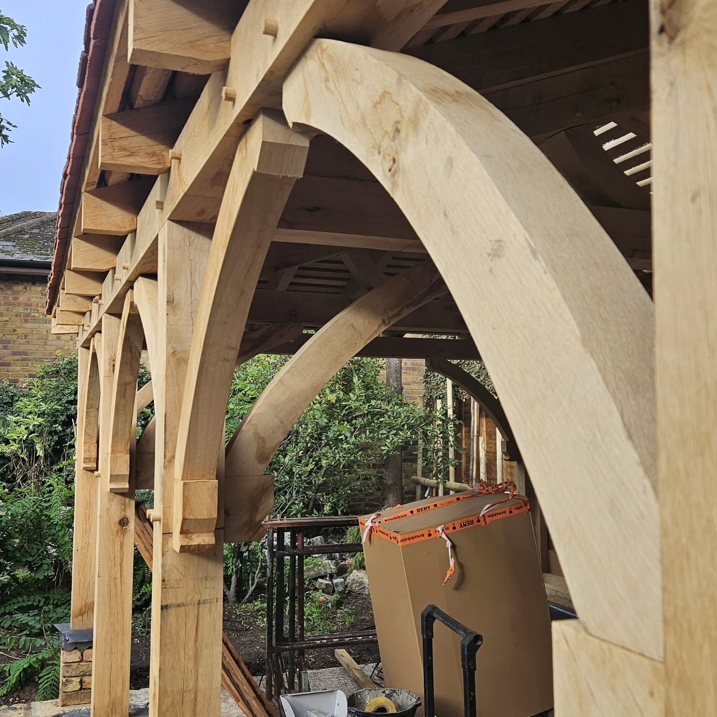 PROJECT UPDATE
The combination of the new oak frame and the aged reclaimed roof tiles is exactly the look we were aiming for. The rich grain of the oak brings warmth to the loggia, while the tiles provide instant character. It's rewarding to blend durable, traditional materials for a structure that feels like it’s been here forever.
Working alongside @maximejoneslloyd_design