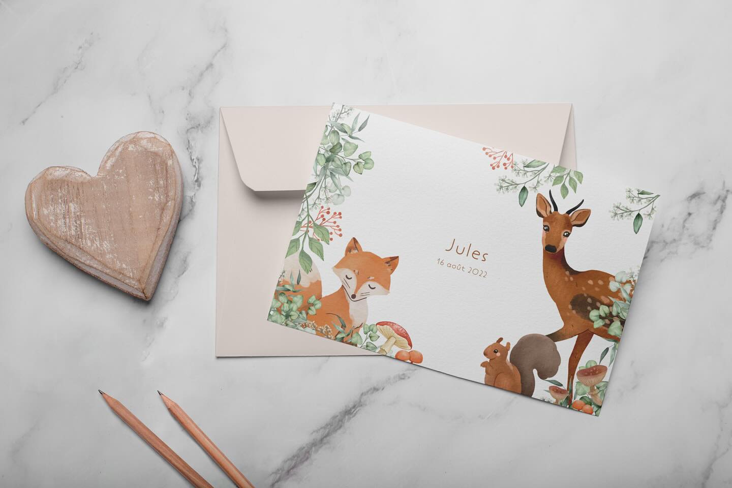 🍂 L’automne, saison des merveilles et des premières lumières.
Parmi les feuilles dorées et les murmures de la forêt, un petit renard, un faon curieux et un écureuil malicieux accueillent Jules, né un jour d’août.
Ce faire-part célèbre la douceur des bois, la chaleur des teintes automnales et la tendresse des débuts.
Un univers à la fois bohème et naturel, où chaque détail raconte une histoire de vie, d’amour et de nature. 🌾🦊🦌
#fairepartnaissance #automne #foret #illustration #douceur #naissance #nature #onzejuillet