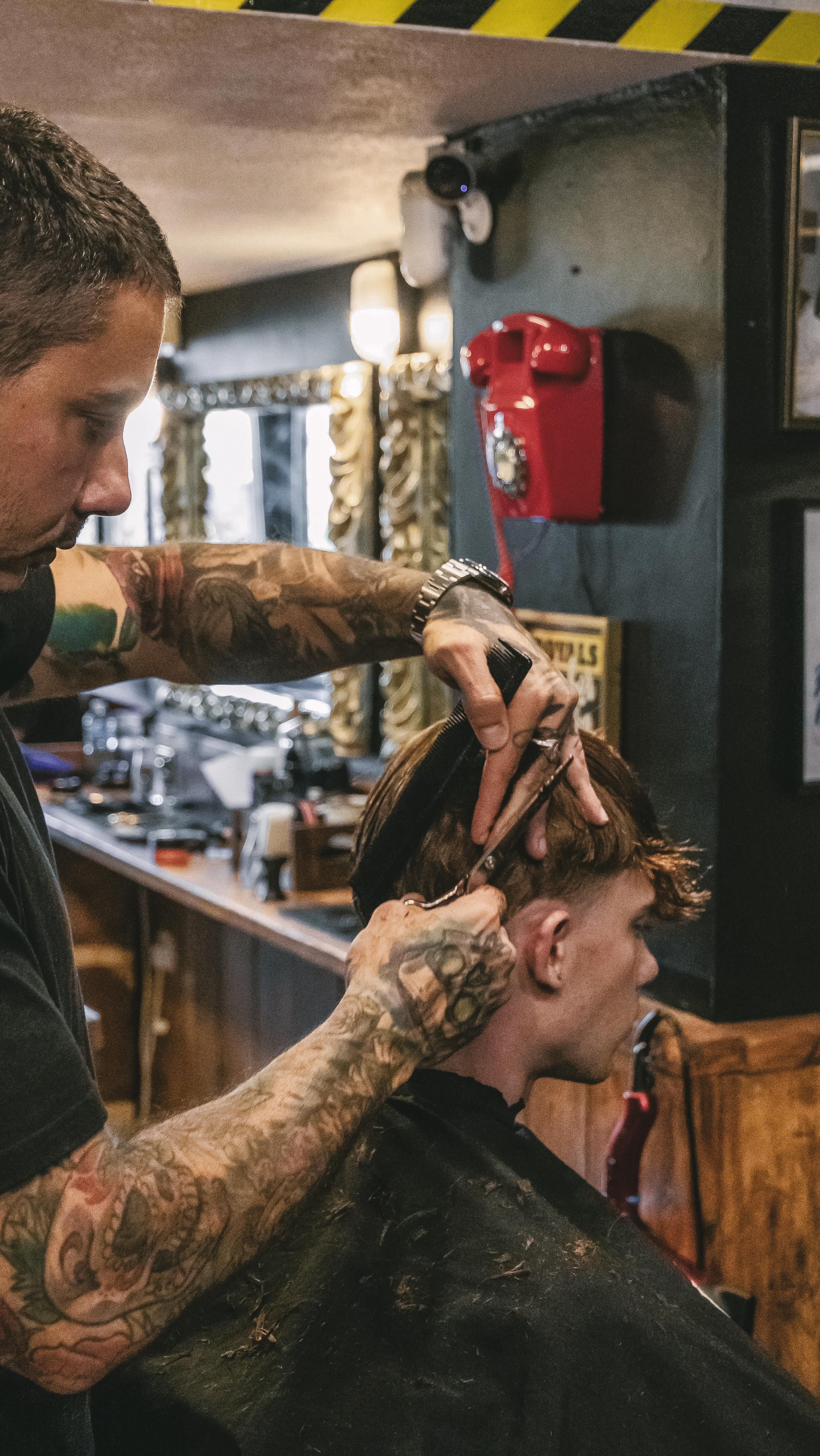 Fingers as a cutting guide!? Our best tool 📏✂️
This classic technique helps us control length, create clean lines, and maintain the hair’s natural flow 👌🏼
#barbershoproyals #royalsbarbershop